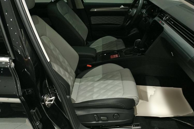 Used Volkswagen Magotan 2023 2 Million Units Limited Edition 330TSI DSG Leading Version
