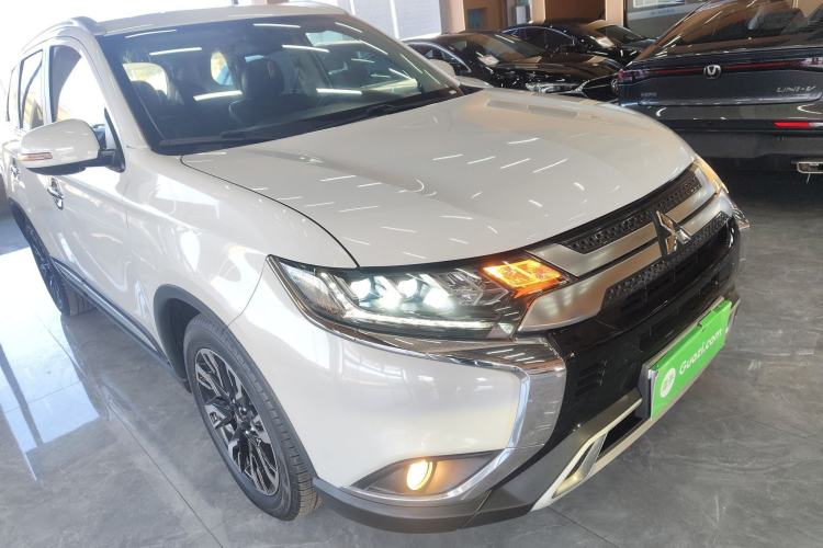Used Mitsubishi Outlander 2019 2.4L Two-Wheel Drive ZhiXing Version 5 Seats China V Emission Standard
