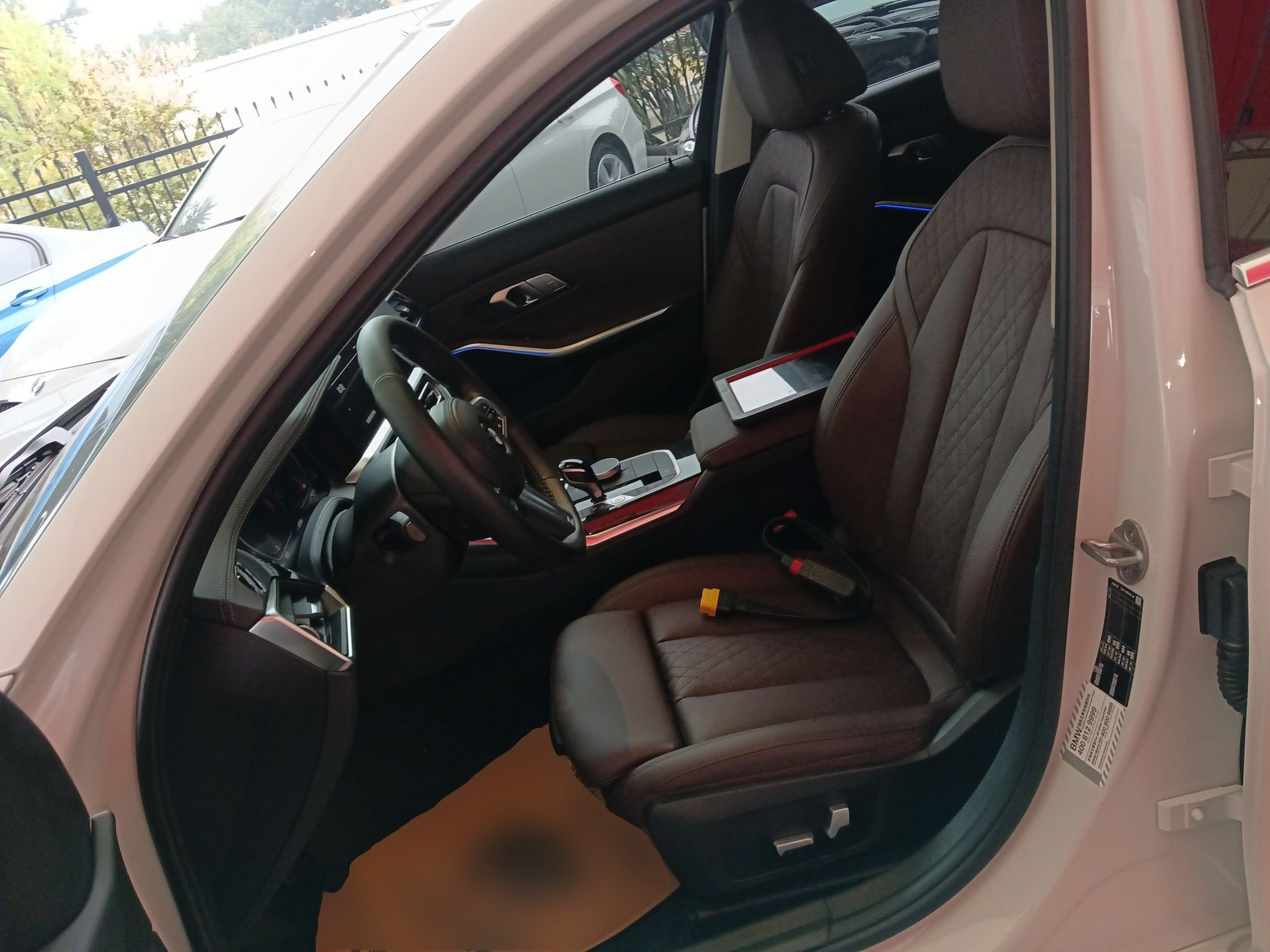 المقاعد الأمامية داخل السيارة