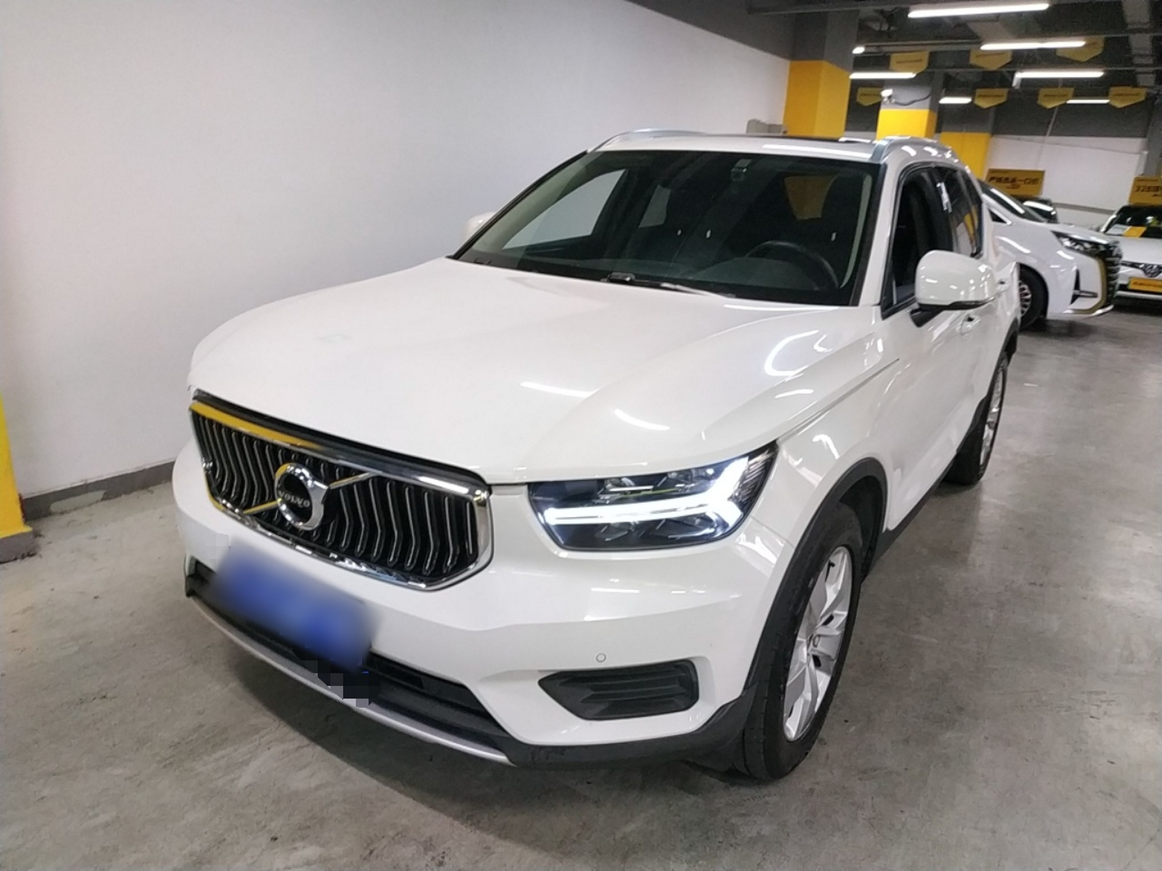 Под передней частью автомобиля