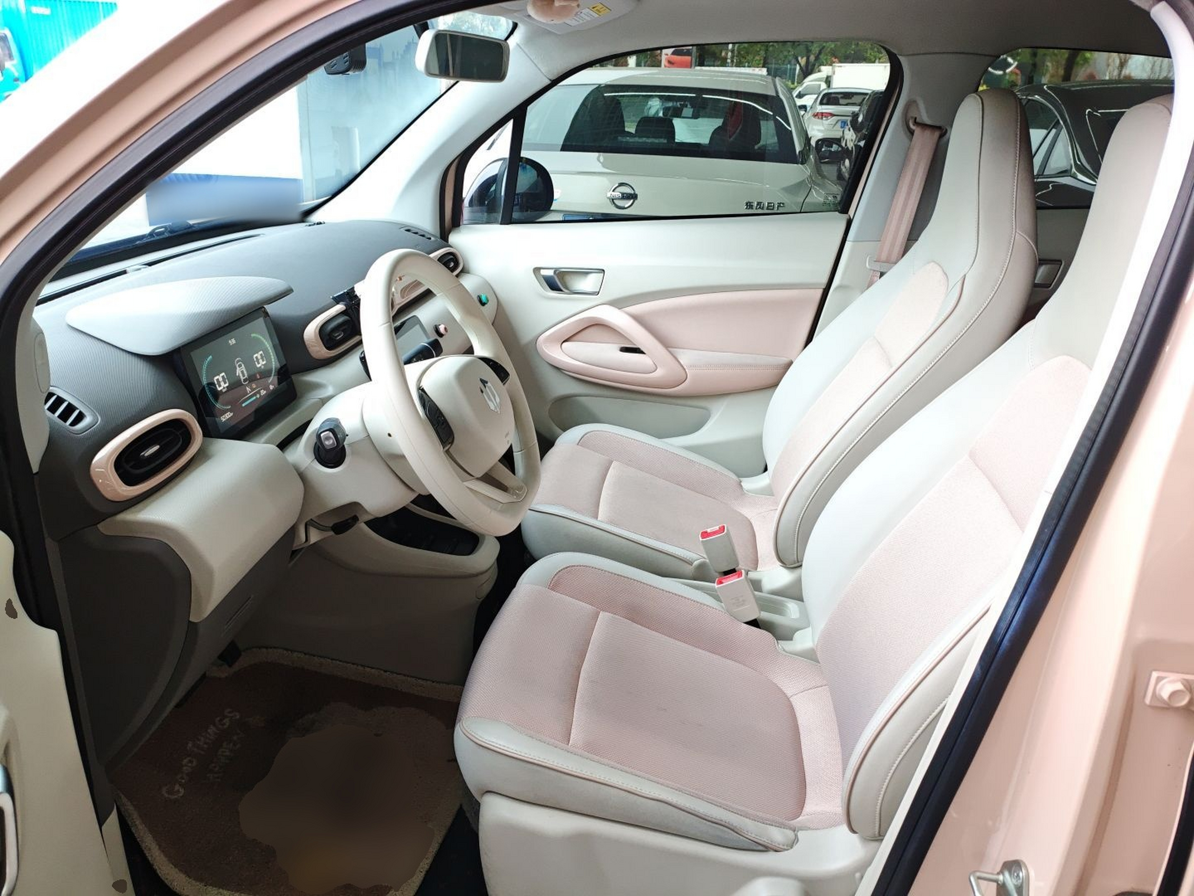 المقاعد الأمامية داخل السيارة