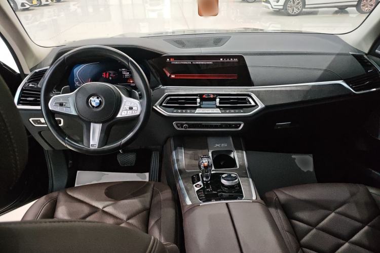 Used BMW X5 2022 xDrive 30Li Luxury M Sport Package
