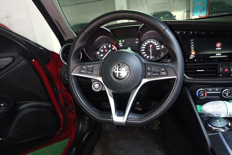 Used Alfa Romeo Giulia 2017 2.0T 200HP Luxury Edition
