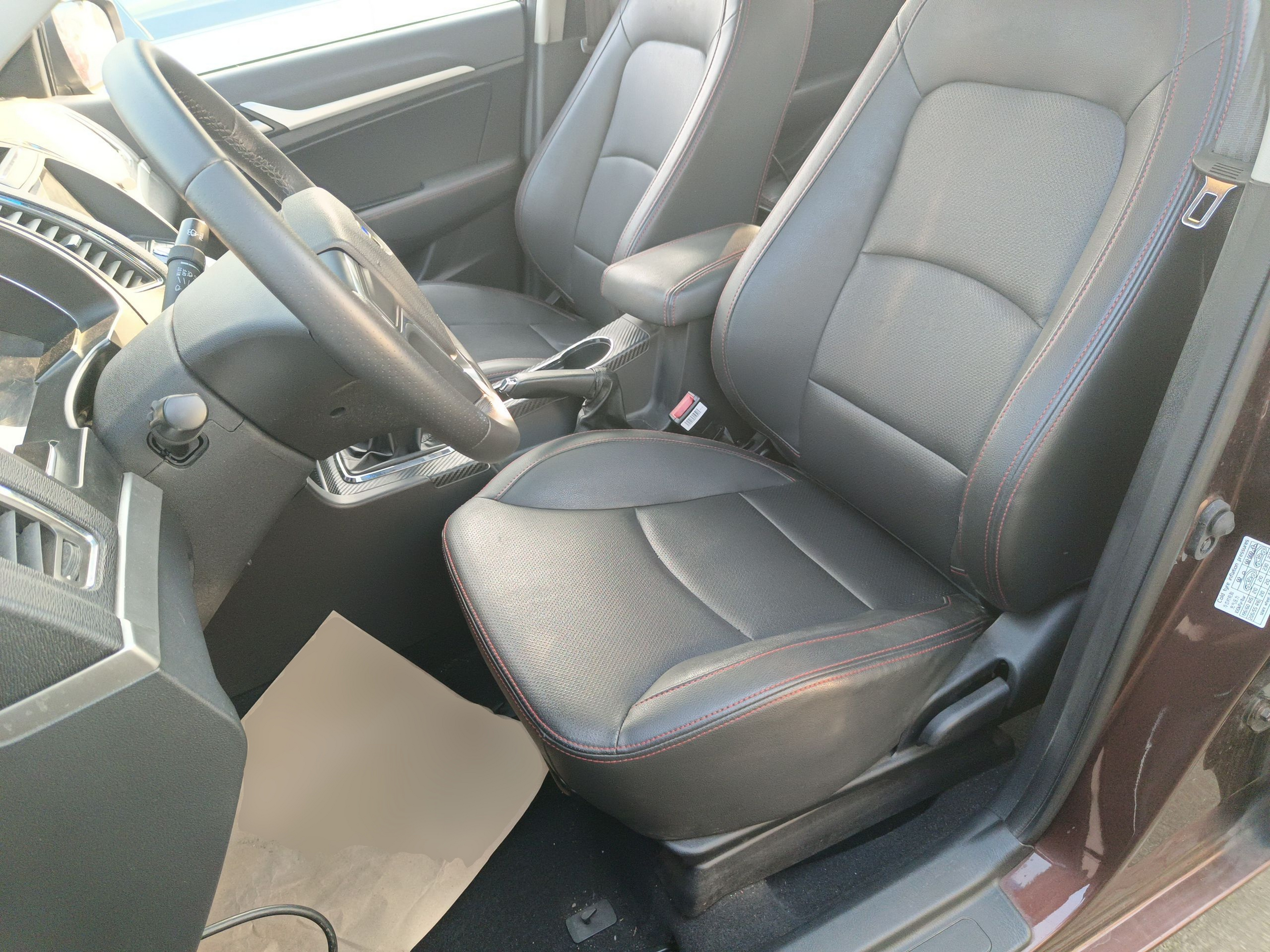 المقاعد الأمامية داخل السيارة