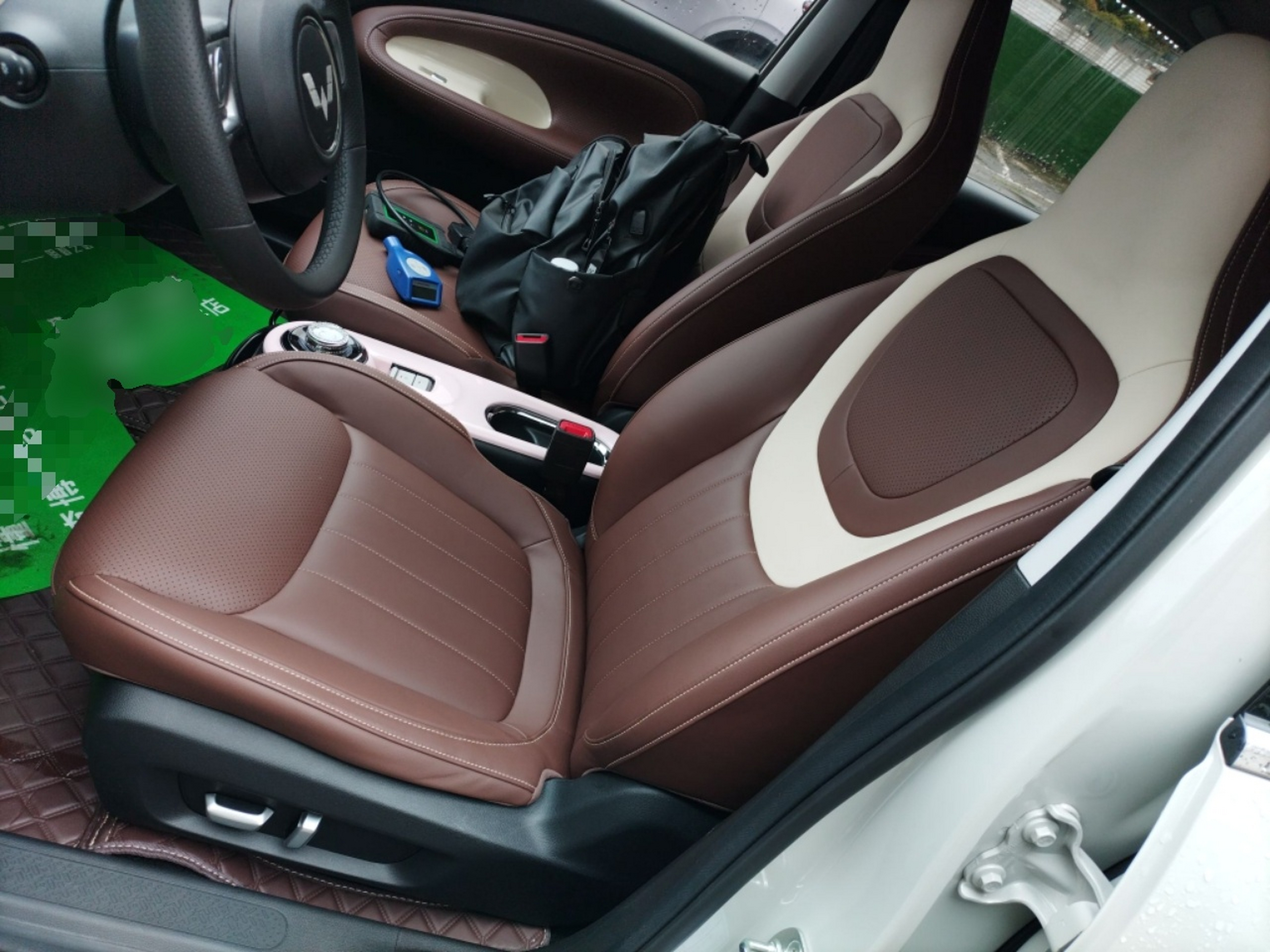 المقاعد الأمامية داخل السيارة