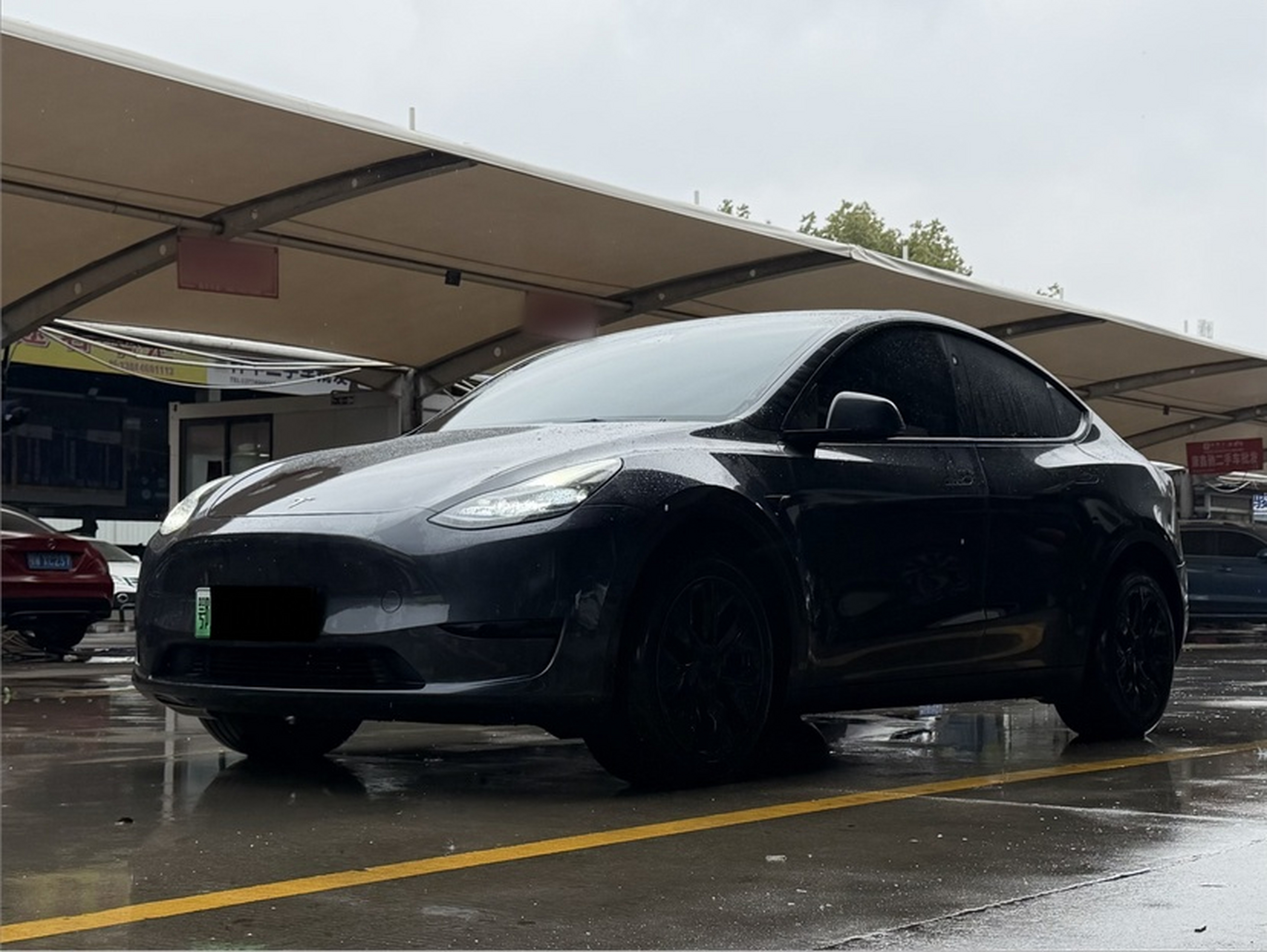 تحت مقدمة السيارة