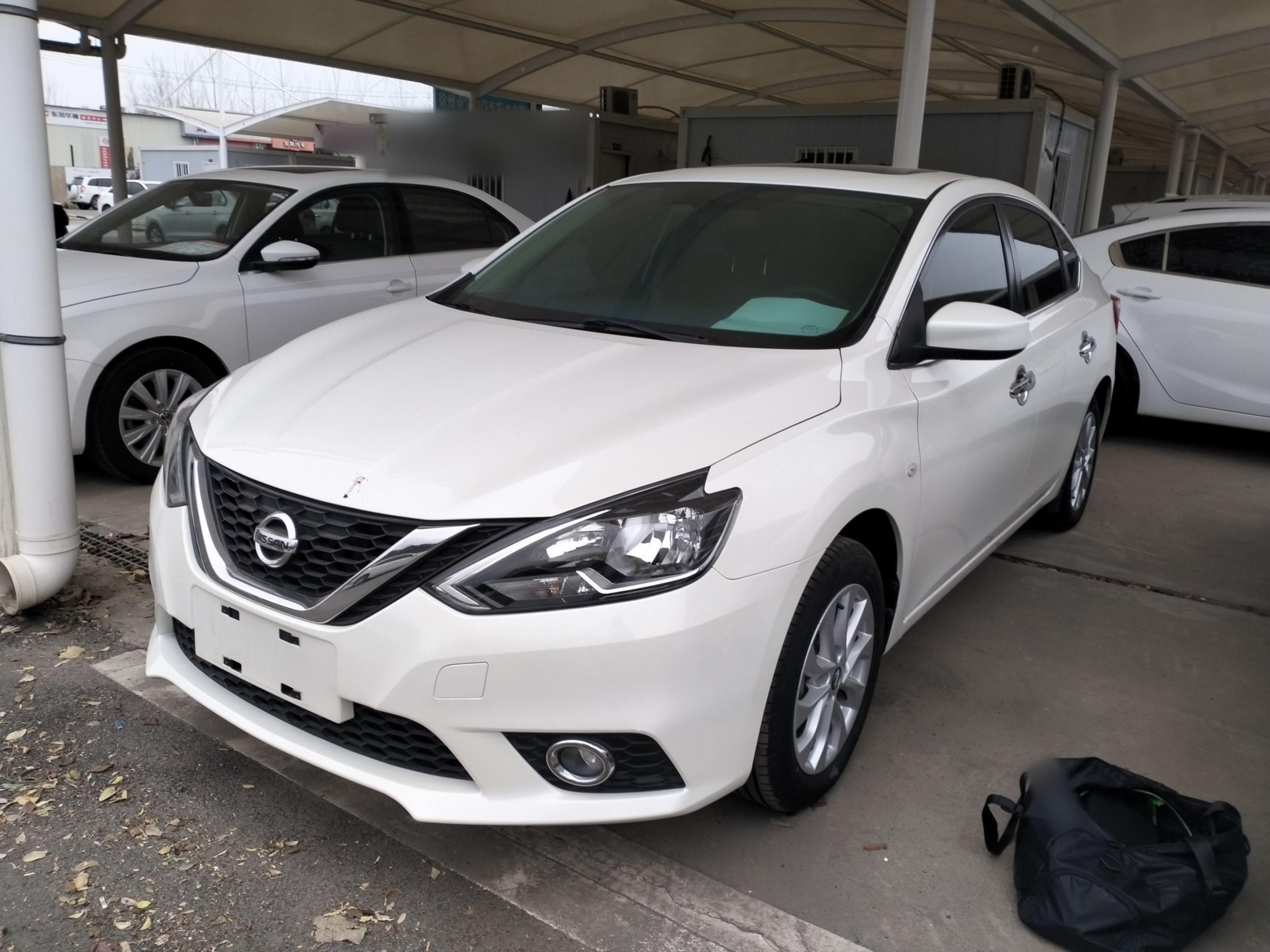 Под передней частью автомобиля