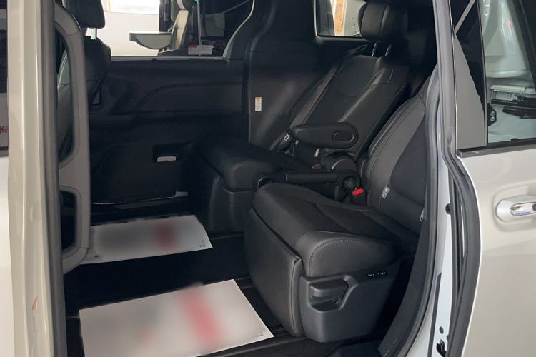 Used Toyota Sienna 2024 2.5L Hybrid Four-Wheel Drive Prestige Edition
