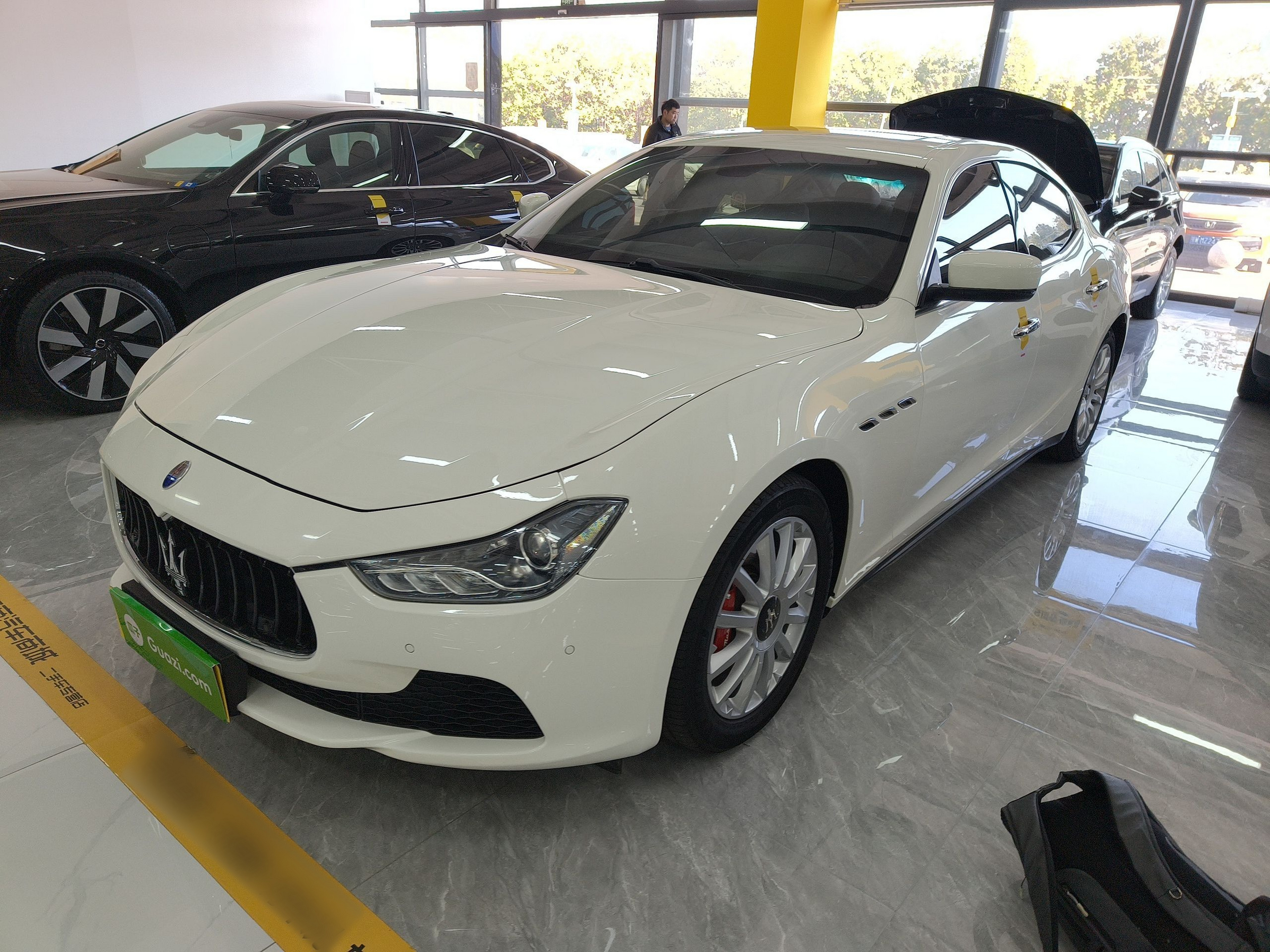 تحت مقدمة السيارة