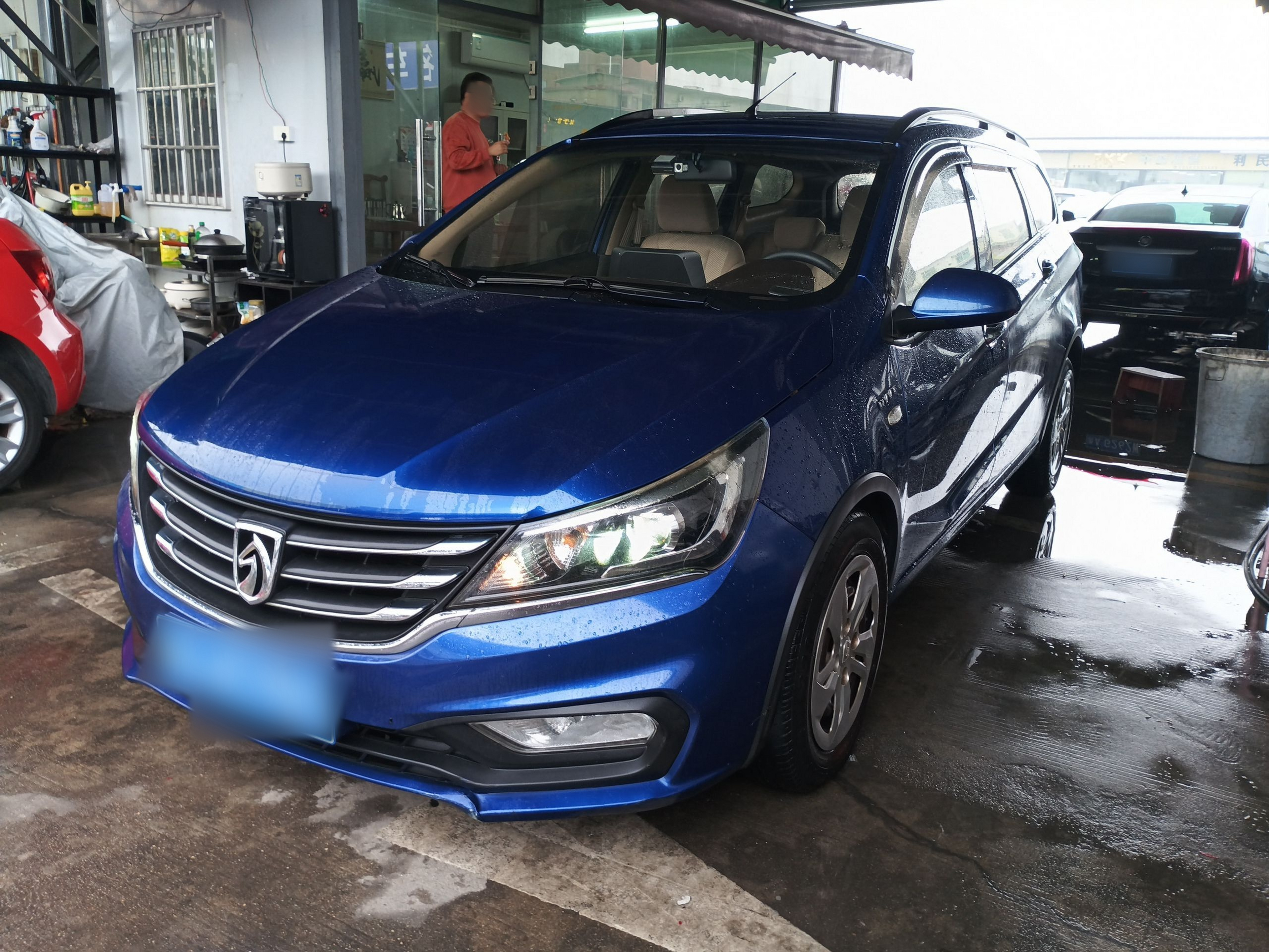 تحت مقدمة السيارة