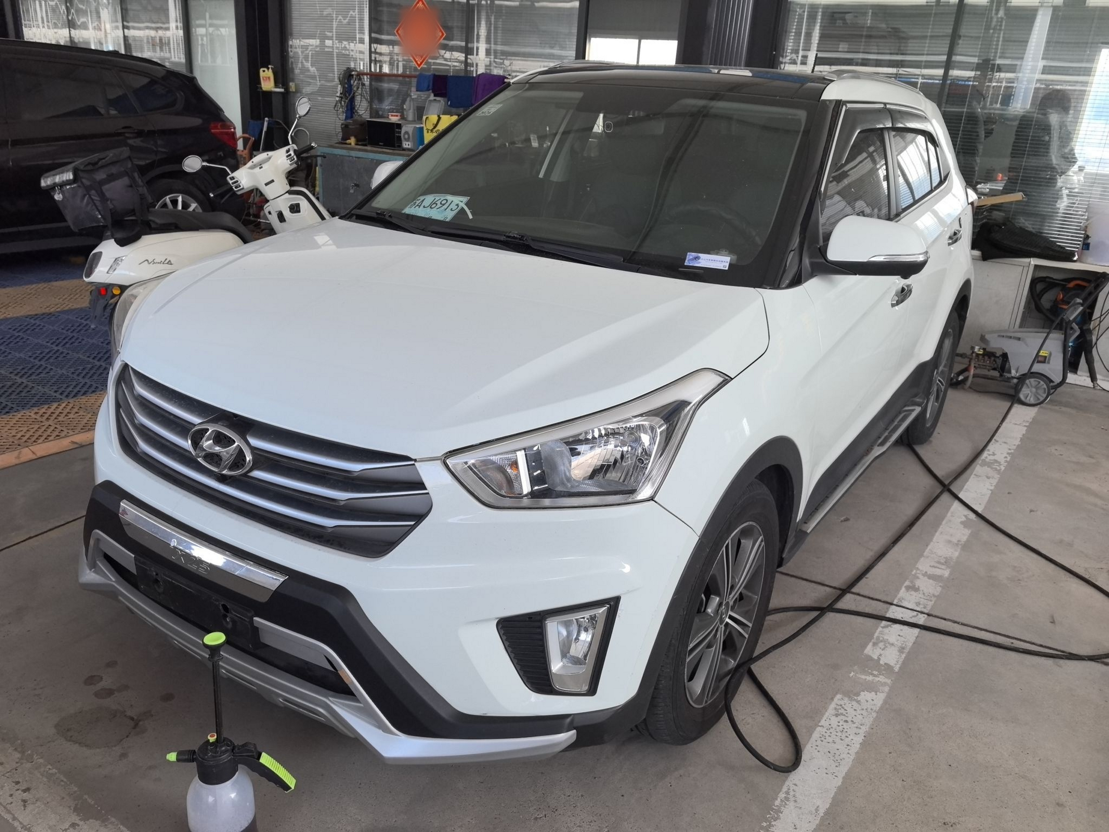 تحت مقدمة السيارة