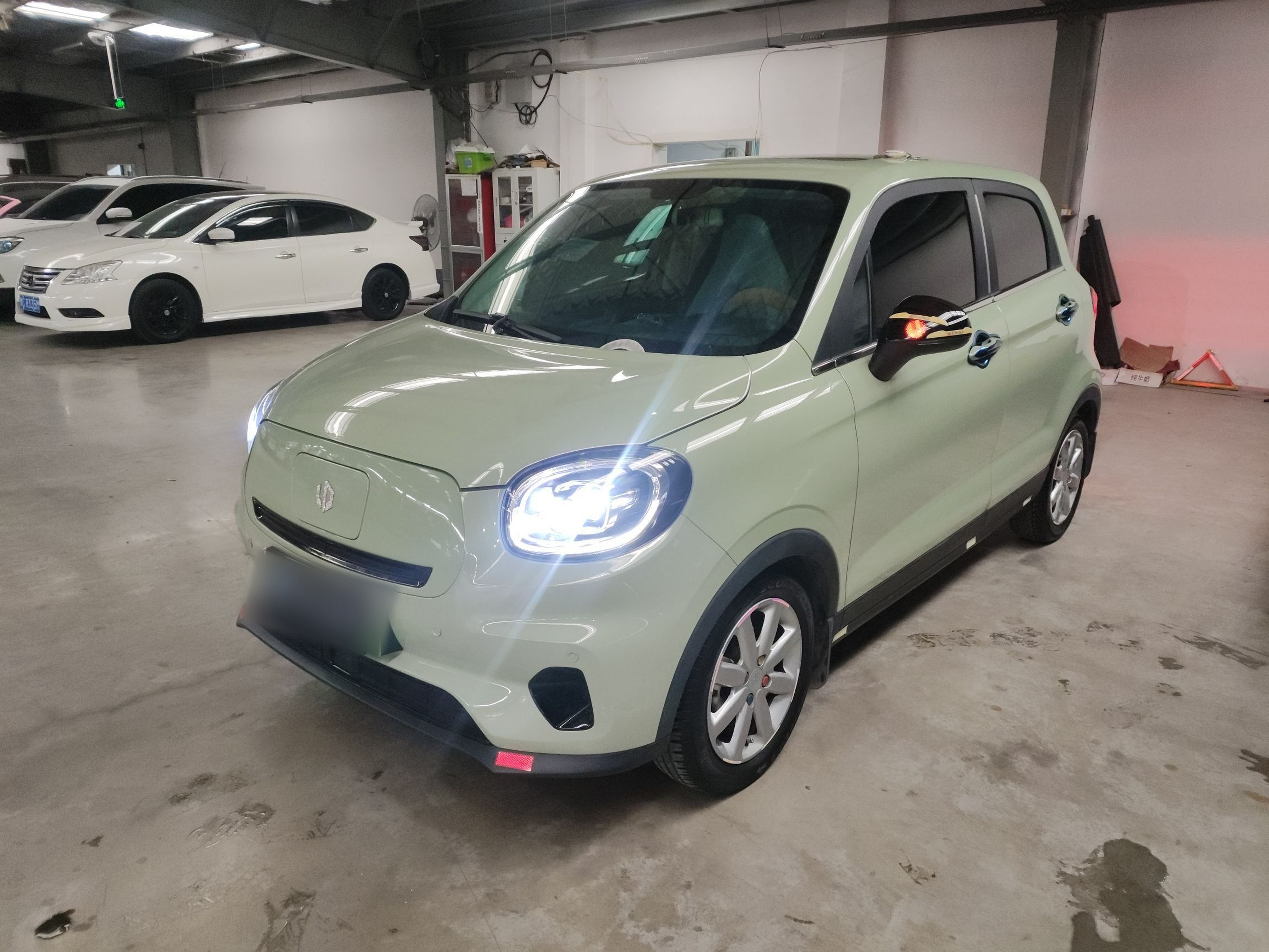 Под передней частью автомобиля