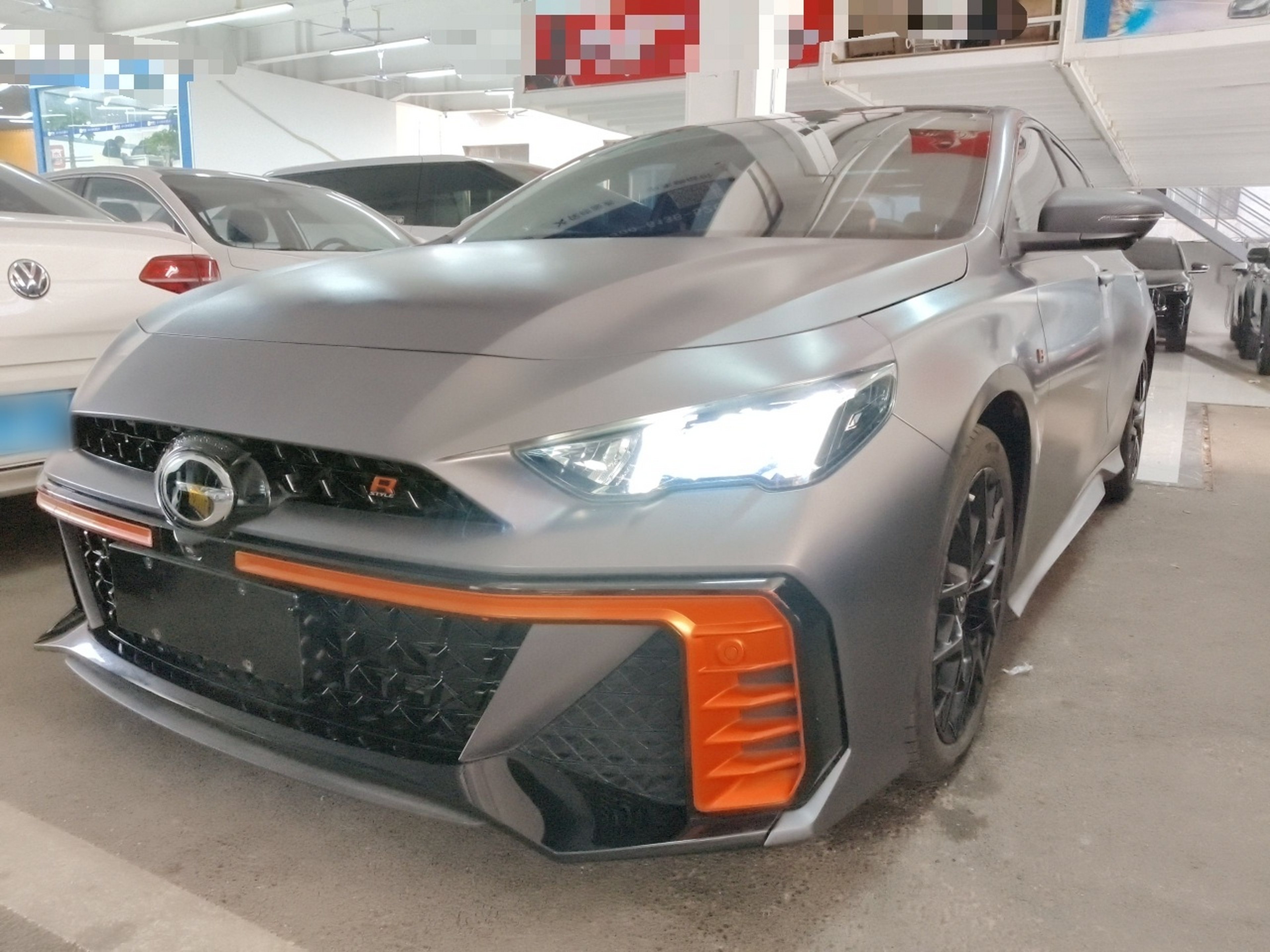 Под передней частью автомобиля