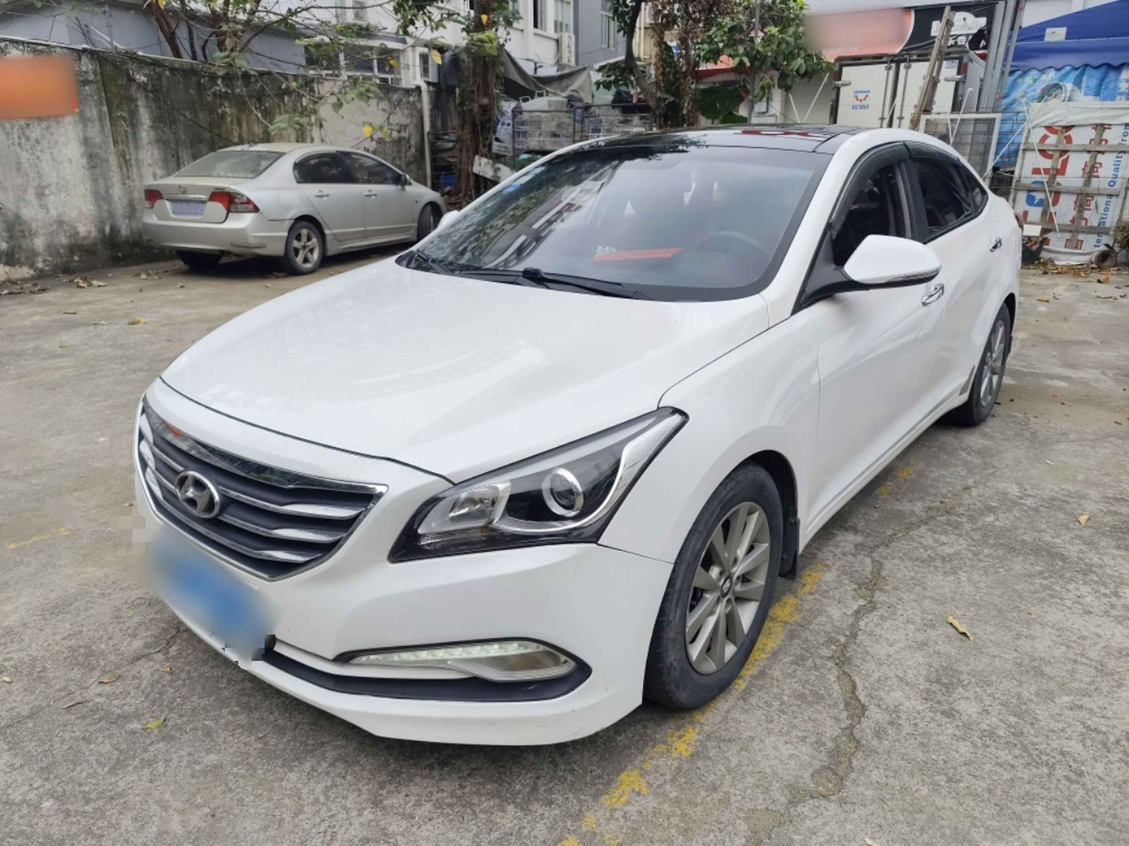 تحت مقدمة السيارة