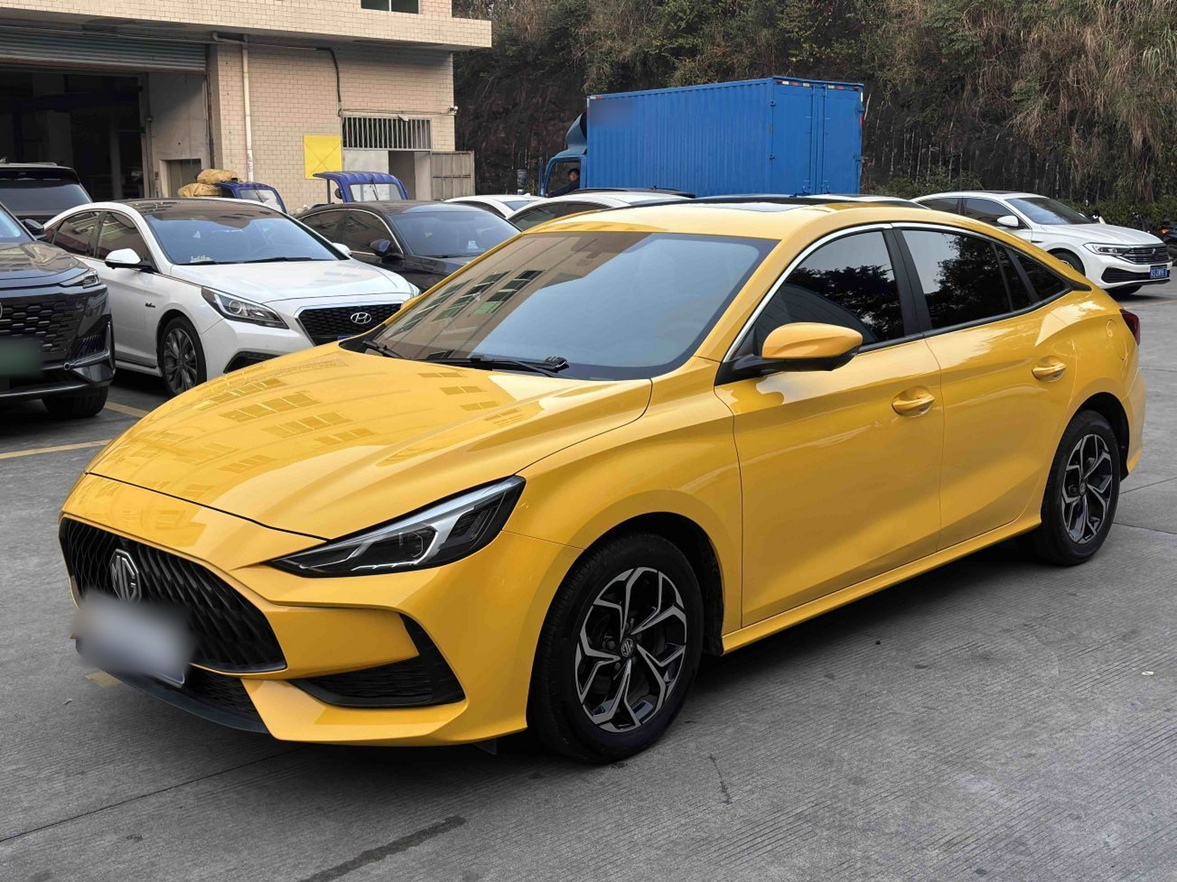 تحت مقدمة السيارة