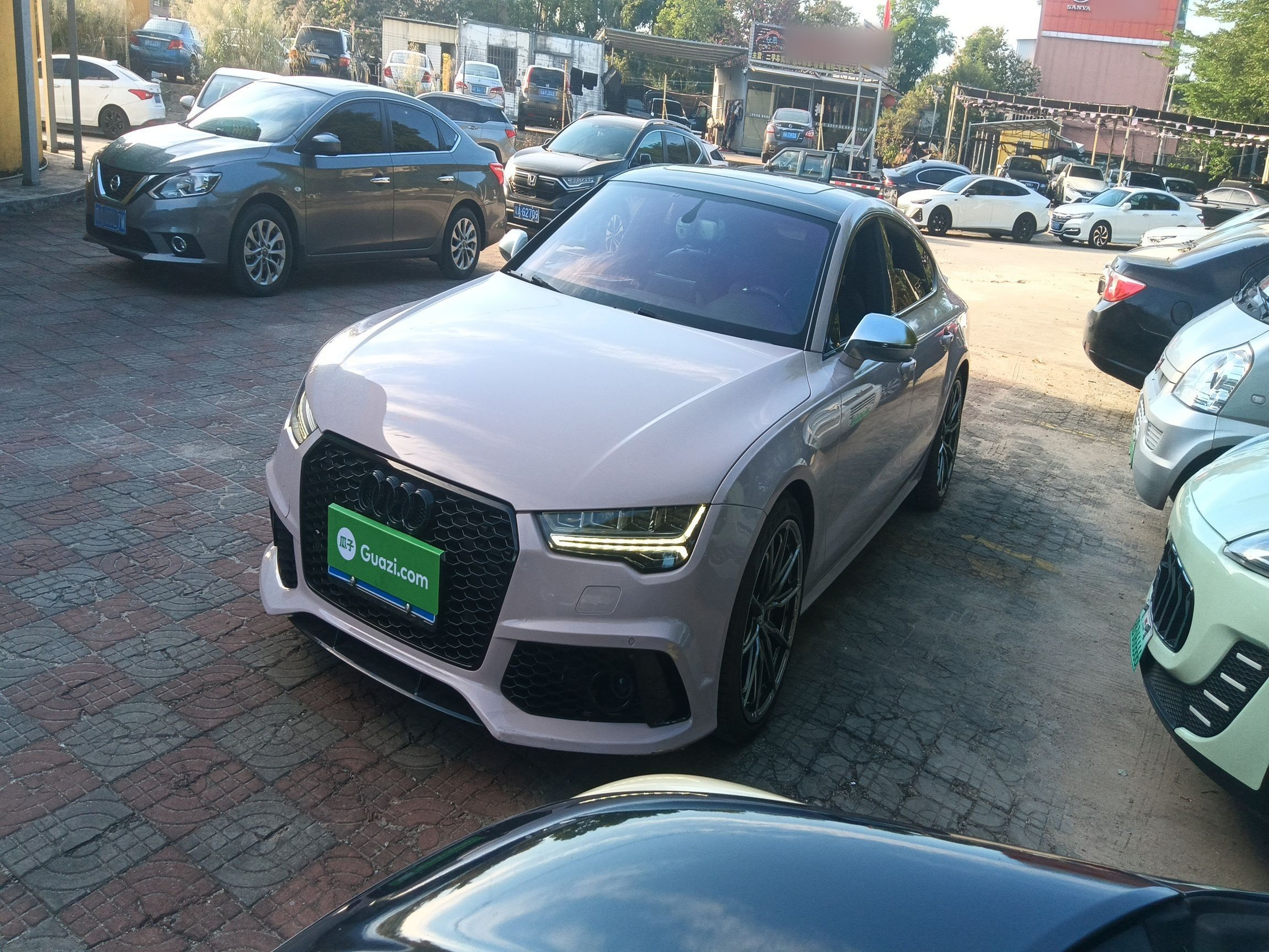 تحت مقدمة السيارة