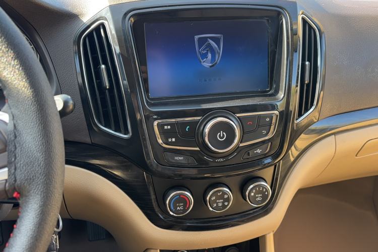 Used Baojun 730 2014 1.5L manual Comfort version 7 seats
