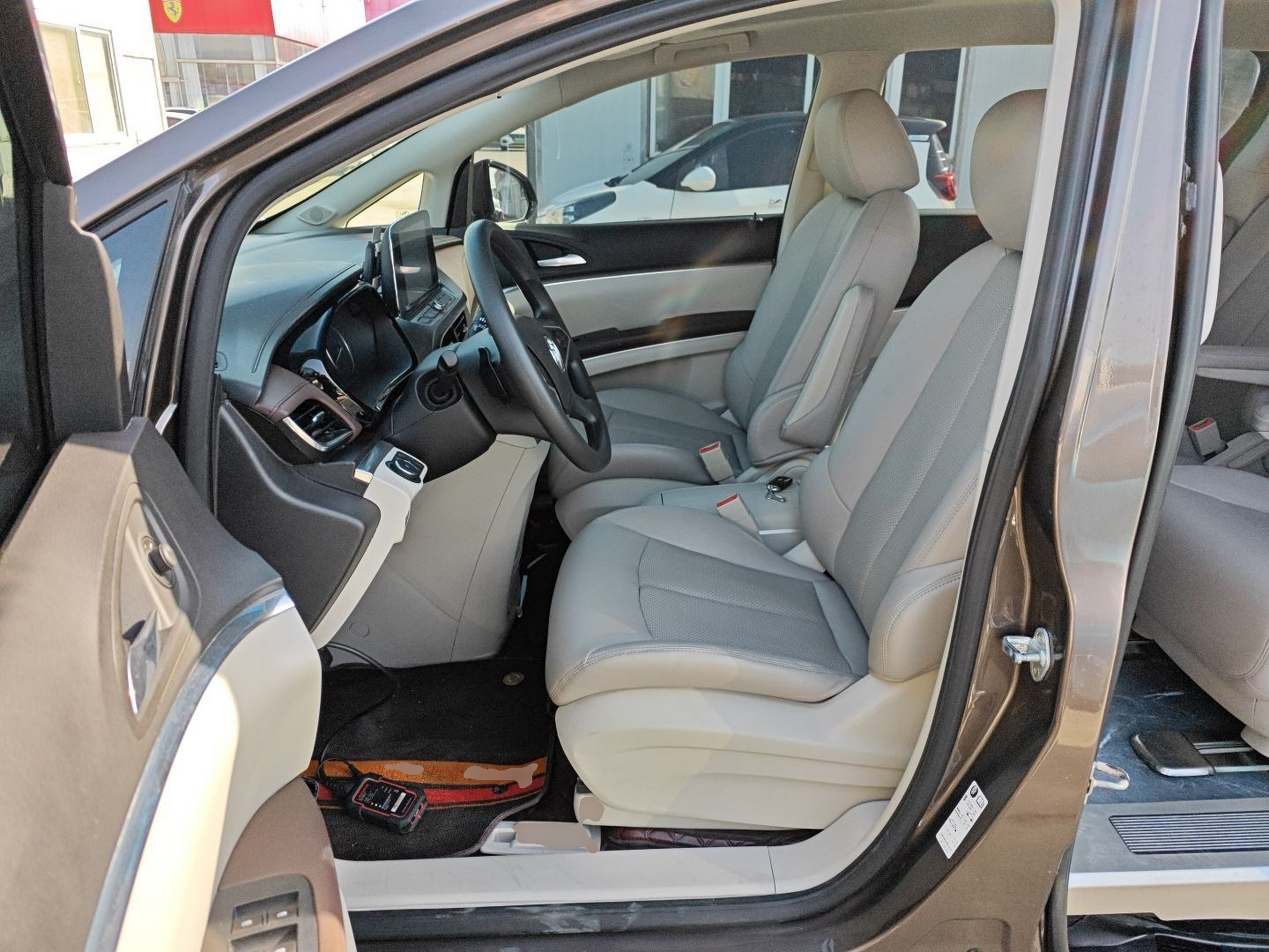 المقاعد الأمامية داخل السيارة