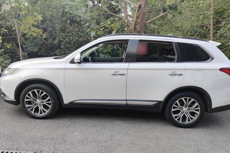 Used Mitsubishi Outlander 2016 2.4L 4x4 Luxury Edition 7-Seater