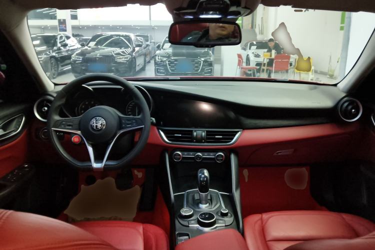 Used Alfa Romeo Giulia 2017 2.0T 200HP Luxury Edition
