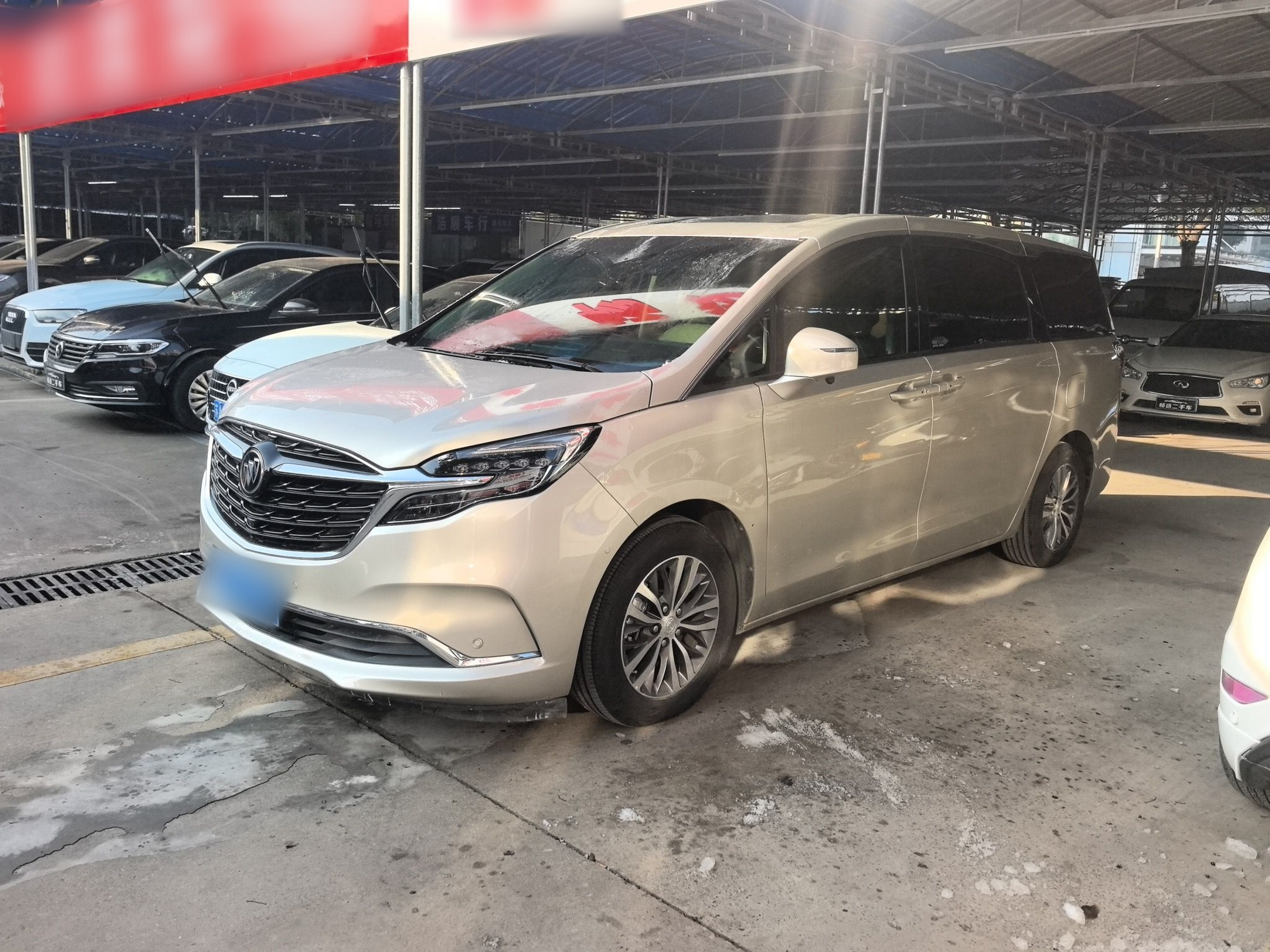 Под передней частью автомобиля