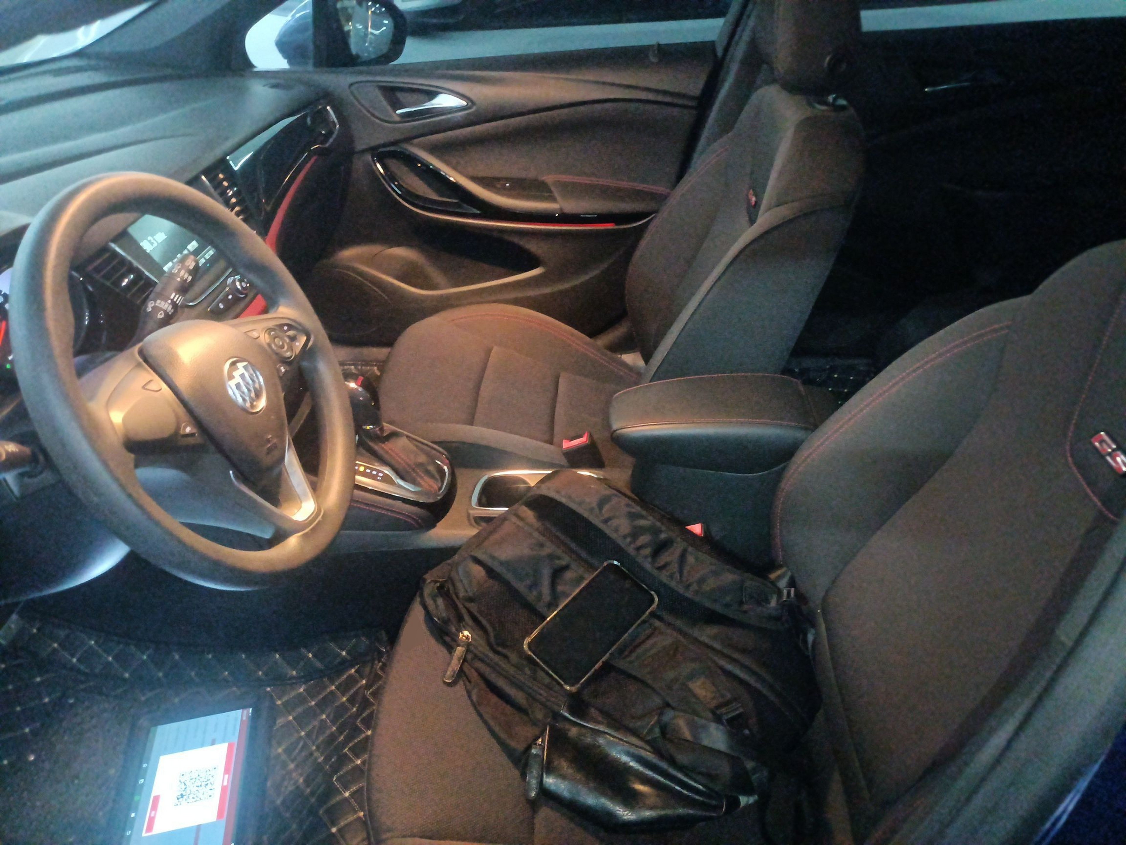 Переднее сиденье в автомобиле