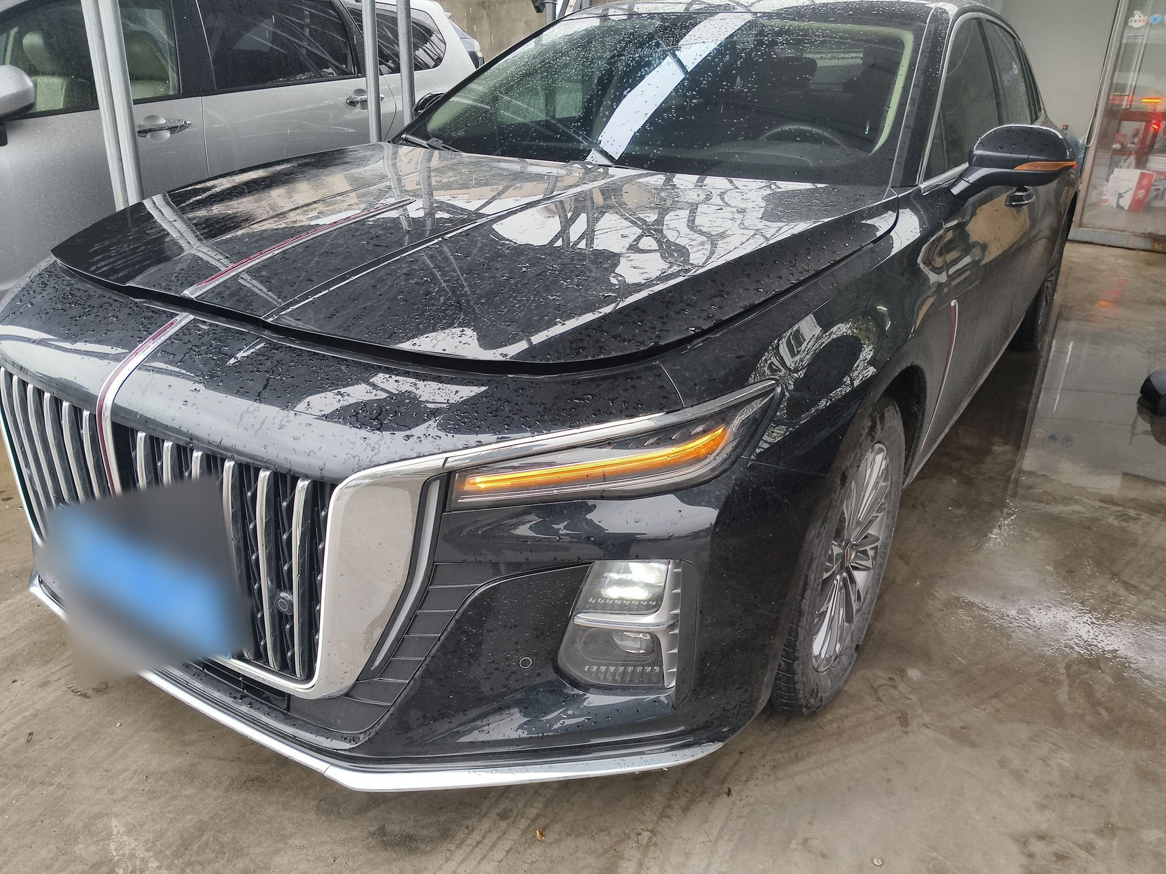 Под передней частью автомобиля