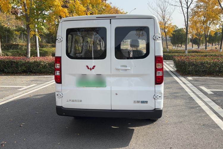Used Wuling Yangguang 2024 300KM Comfort Version Passenger Van 75kW