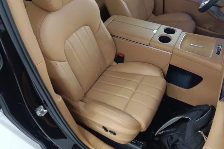 Used VOYAH Dream 2025 PHEV Four-Wheel Drive Prestige Kunpeng Edition
