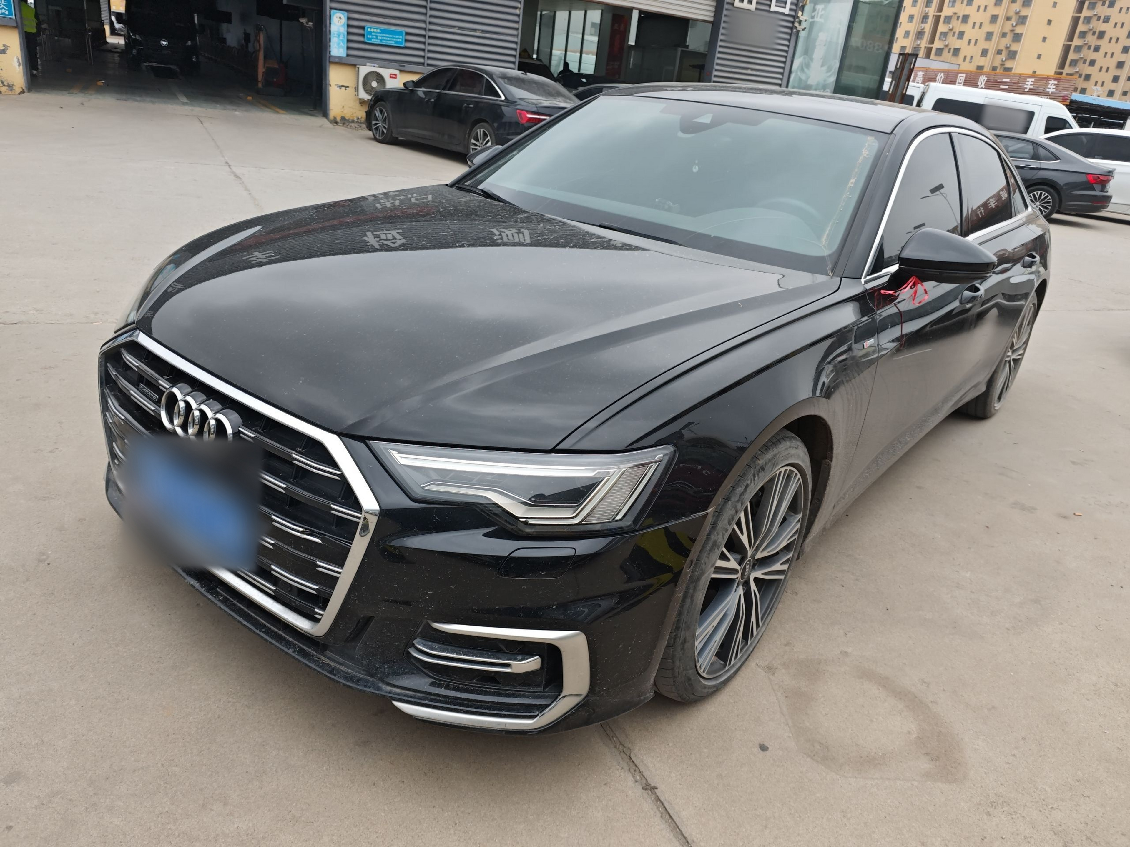 تحت مقدمة السيارة