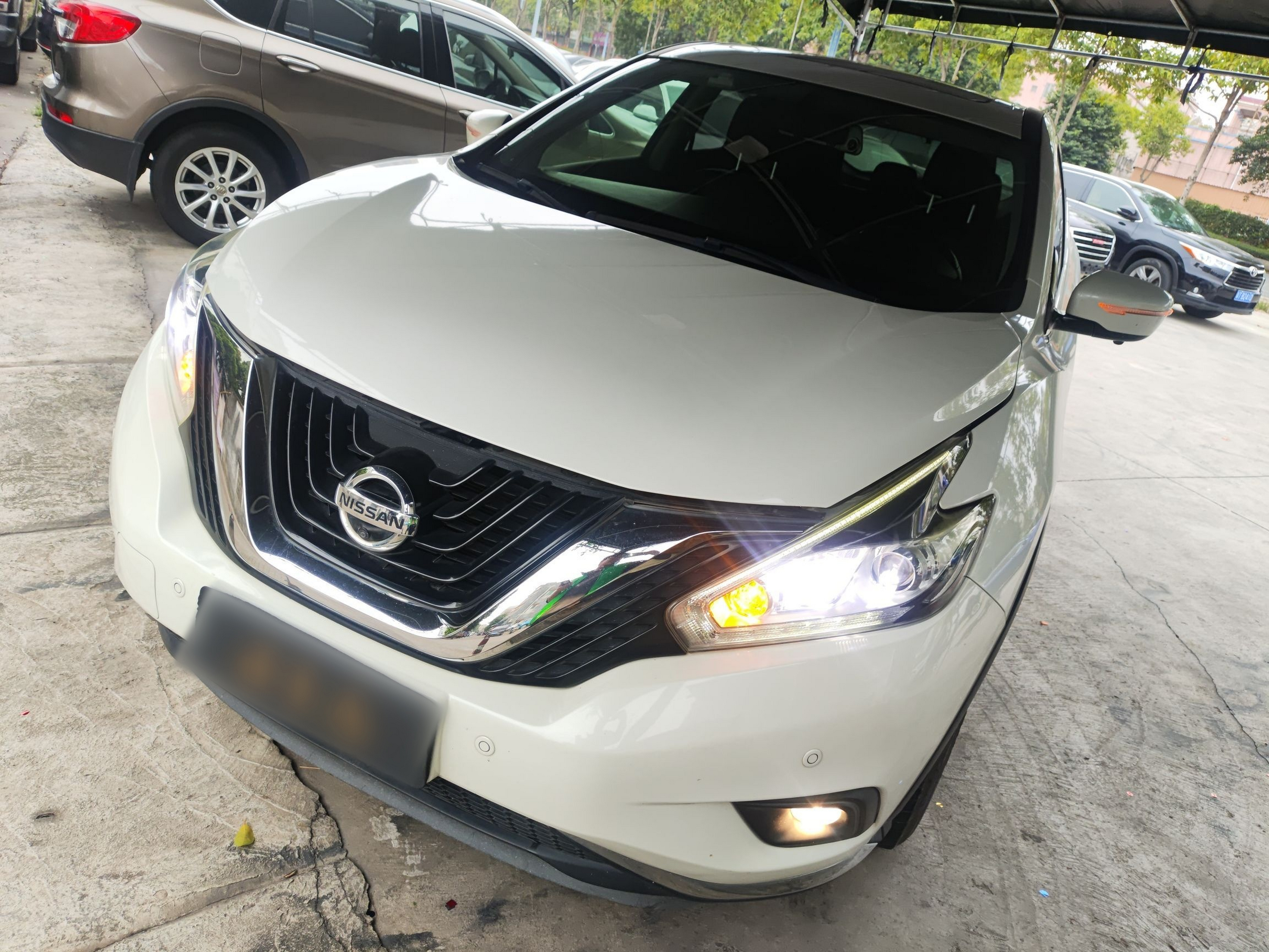 Под передней частью автомобиля