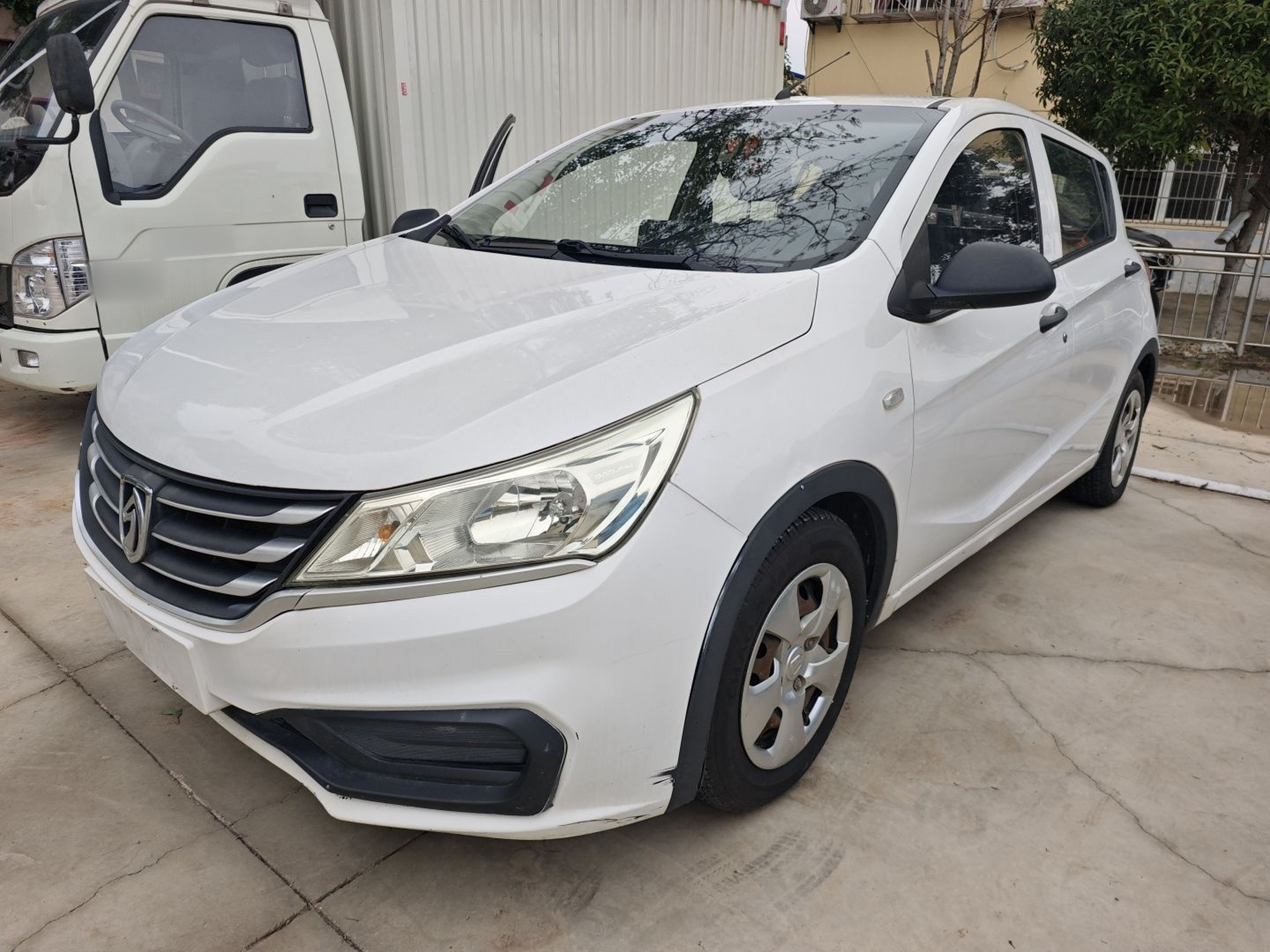 Под передней частью автомобиля