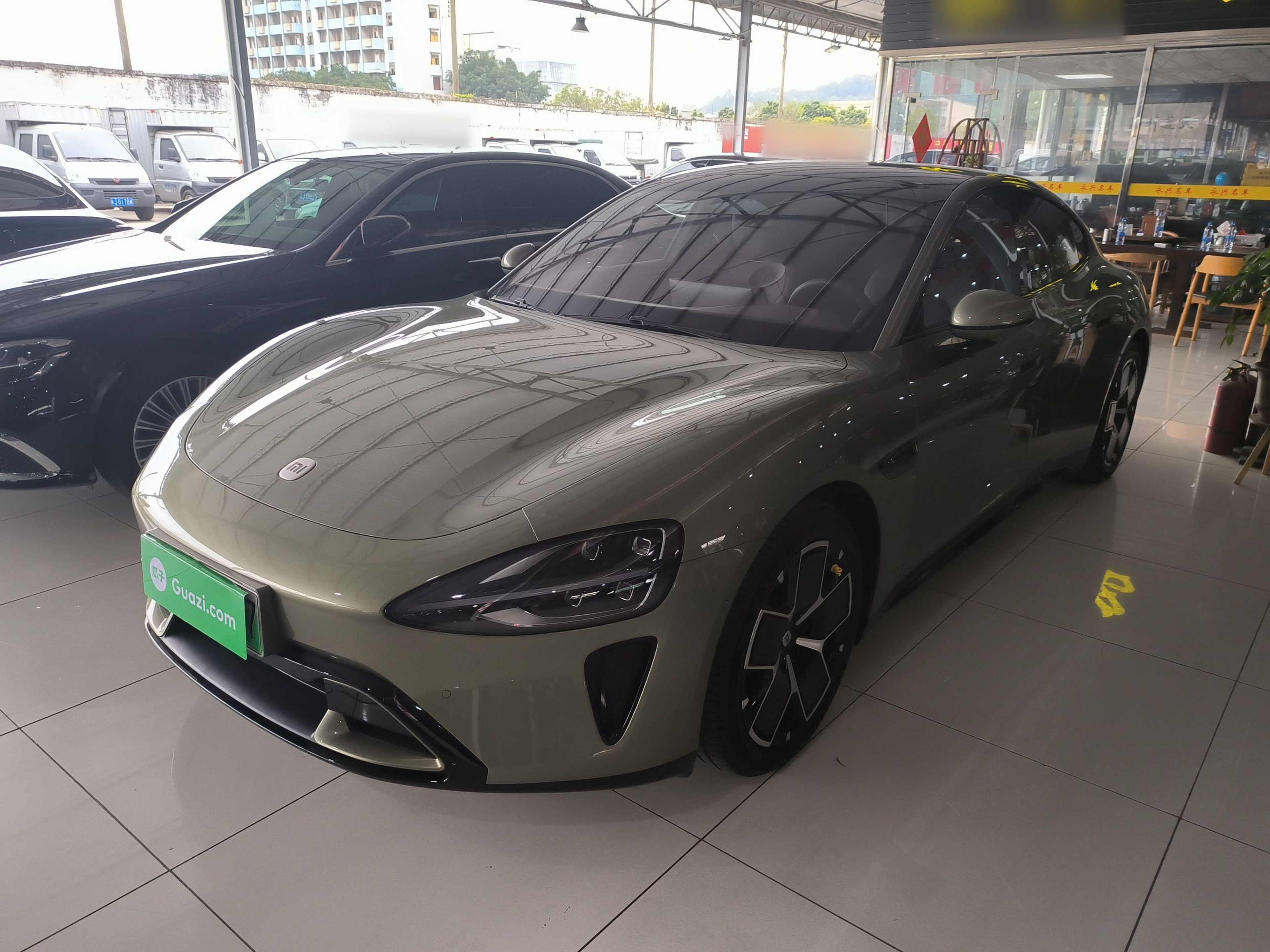 تحت مقدمة السيارة