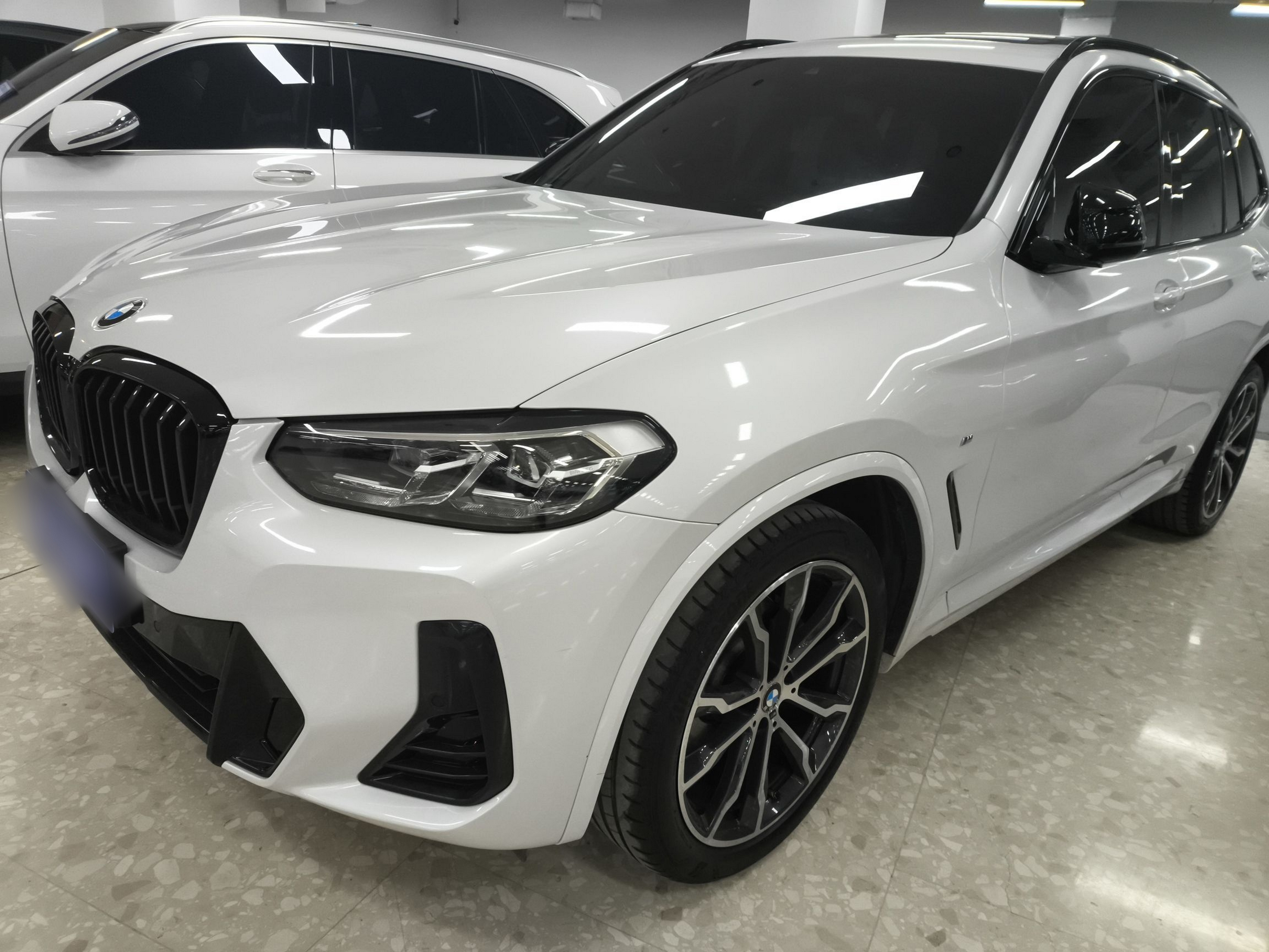 Под передней частью автомобиля