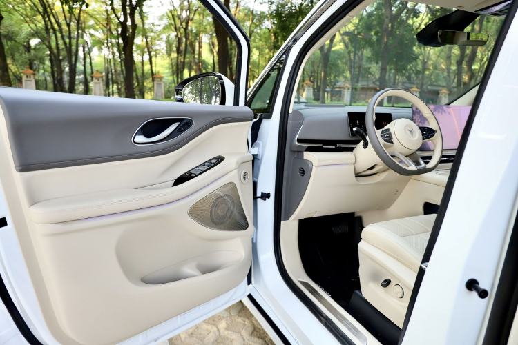 Used VOYAH Dream 2025 PHEV Four-Wheel Drive Prestige Kunpeng Edition
