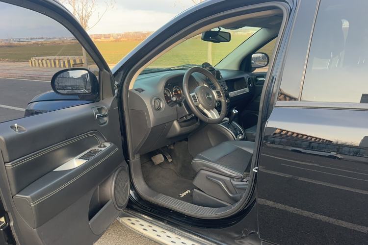 Used  Compass 2014 2.0L two-wheel drive urban version
