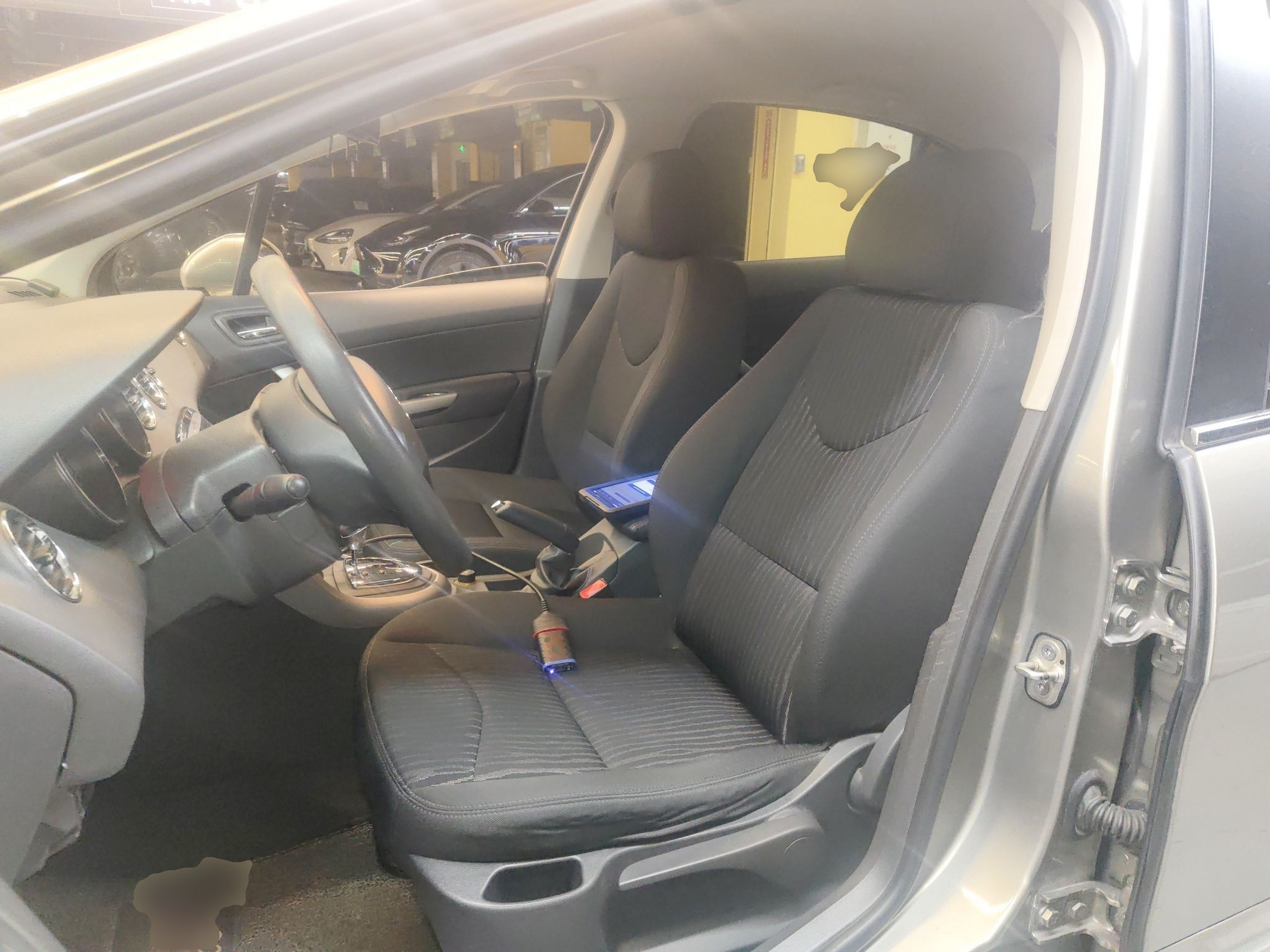 Переднее сиденье в автомобиле