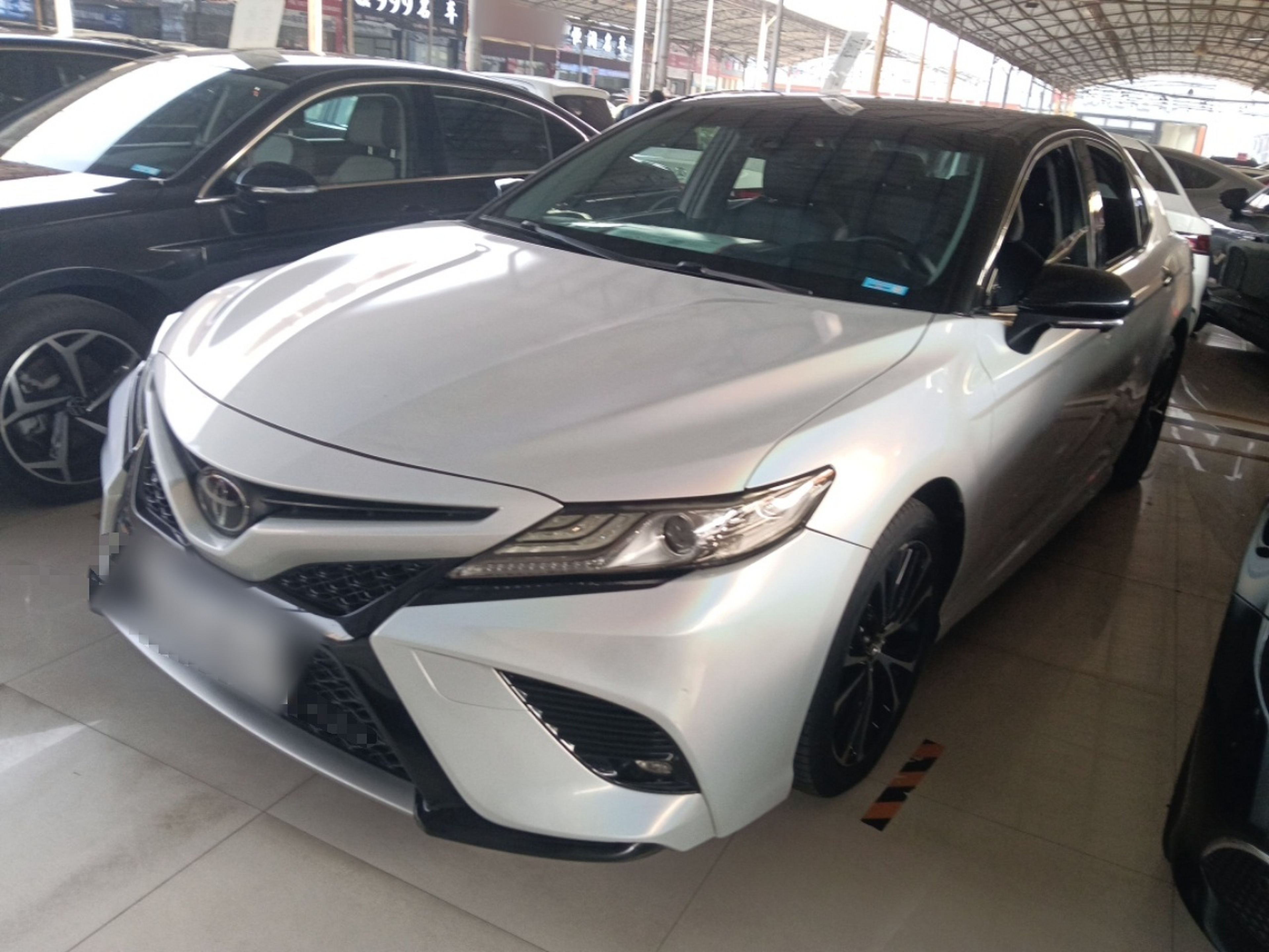 Под передней частью автомобиля