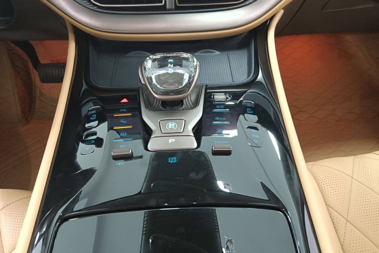 Used Denza D9 2022 DM-i 970 Four-Wheel Drive Prestige Model
