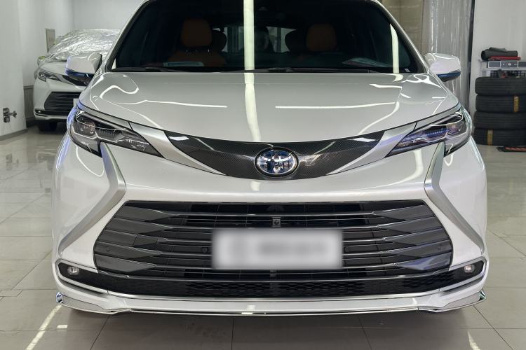 Used Toyota Sienna 2023 2.5L Hybrid Deluxe Edition