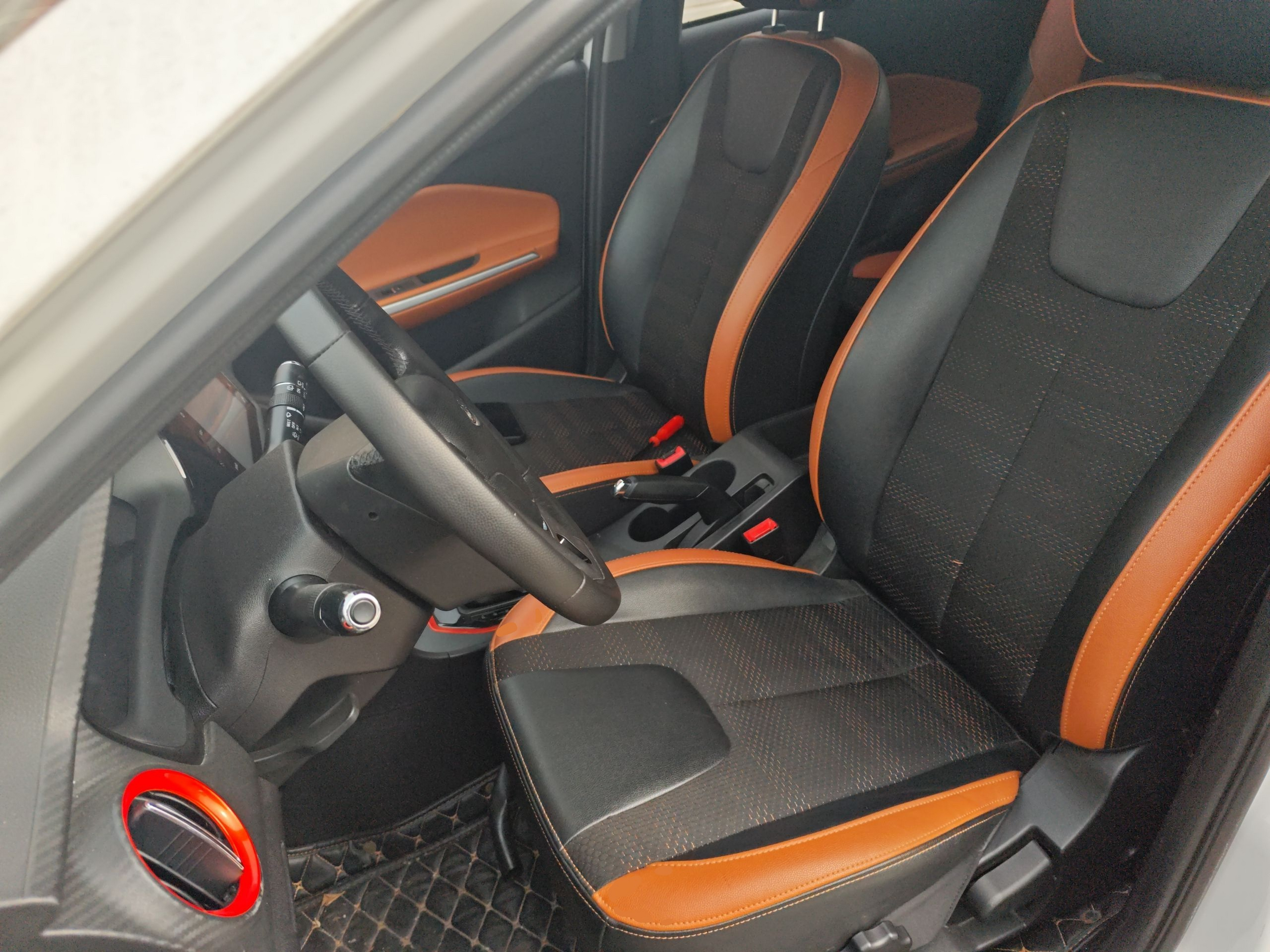 المقاعد الأمامية داخل السيارة