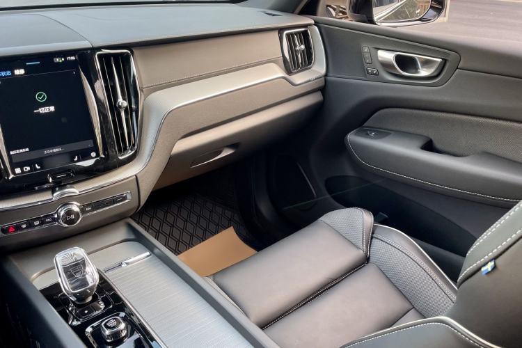 Used Volvo XC60 New Energy 2025 Plug-in Hybrid Long-Range All-Wheel Drive Zhiyuan Extreme Night Black Edition