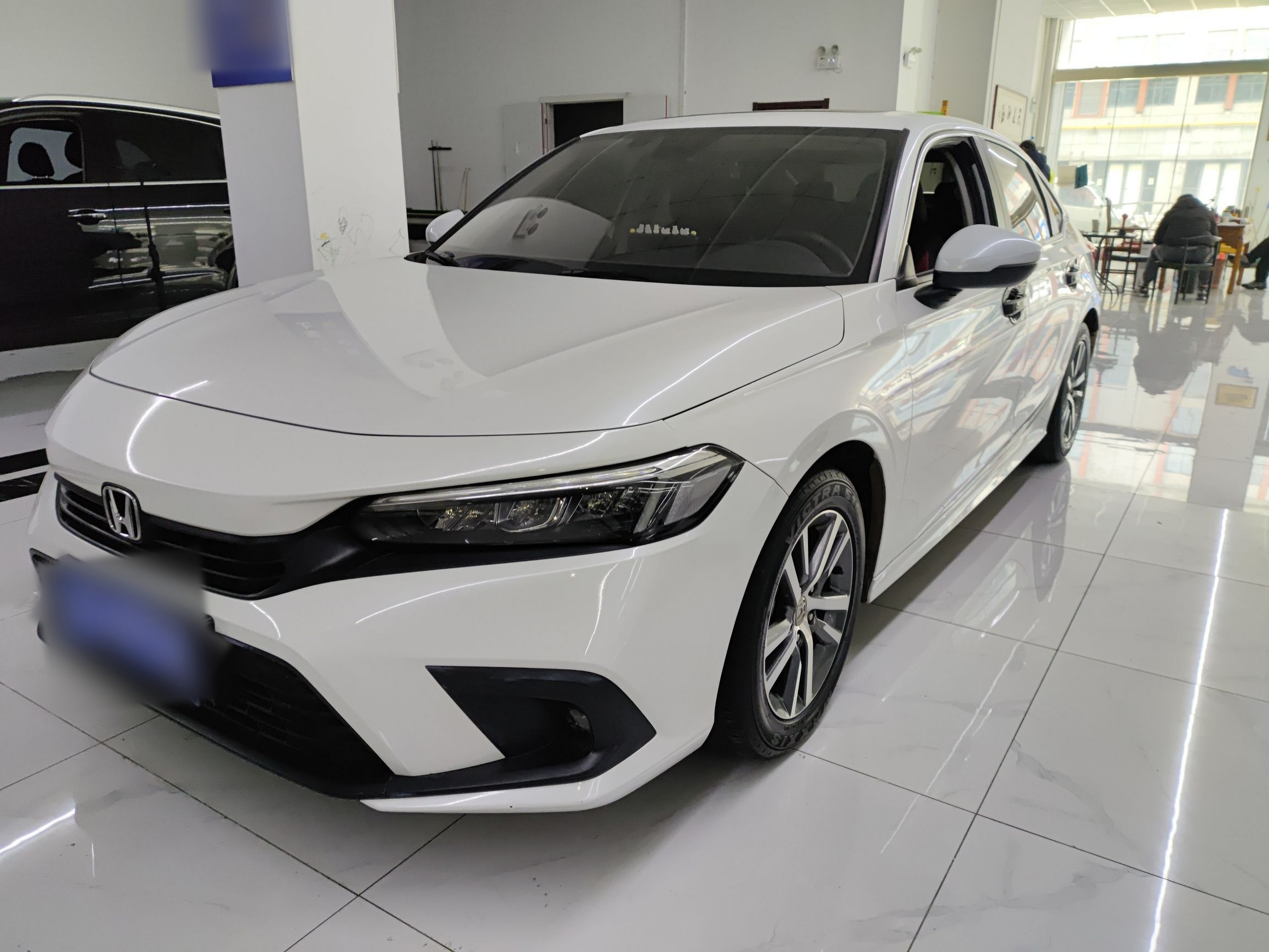 تحت مقدمة السيارة