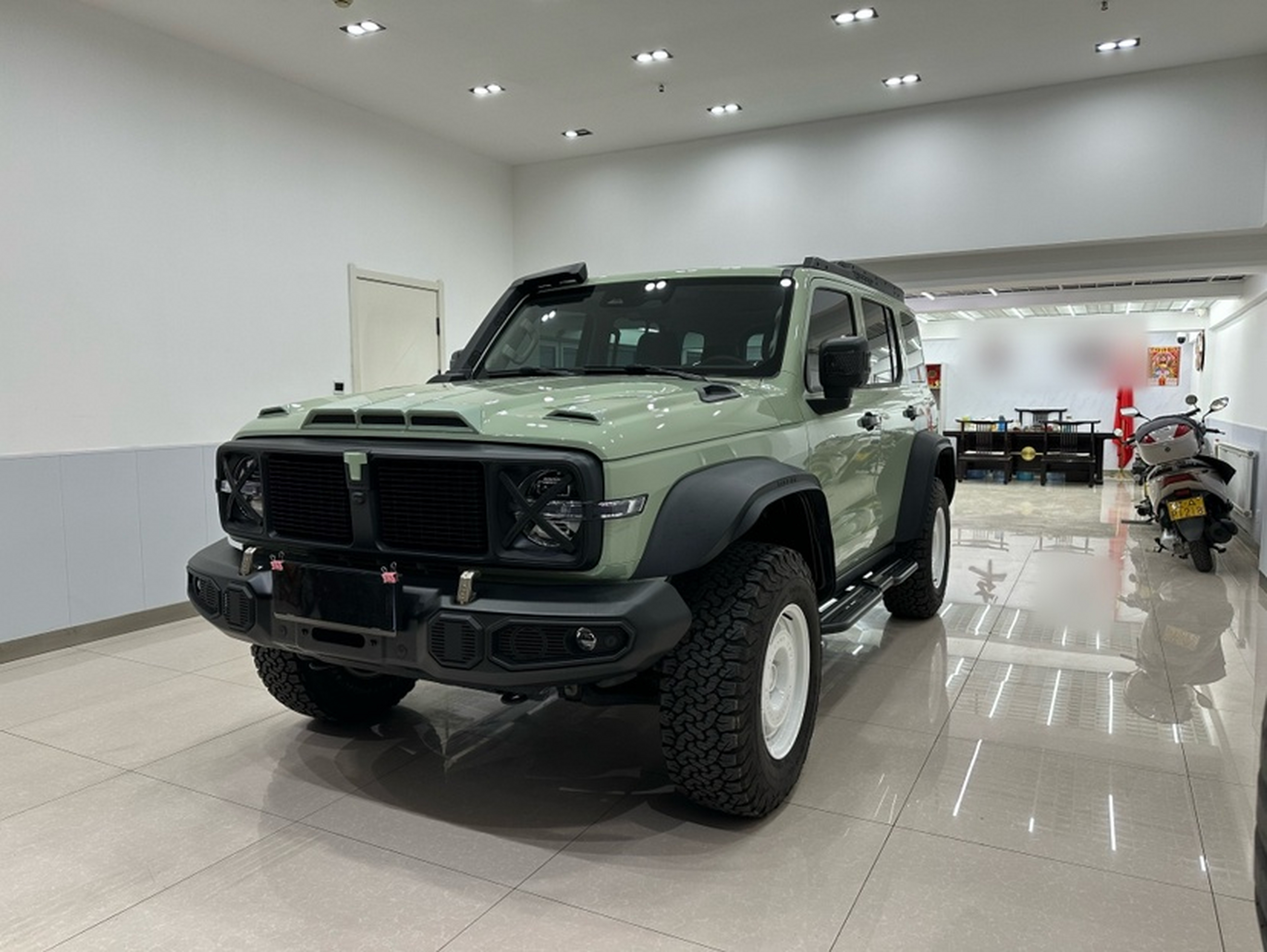 تحت مقدمة السيارة