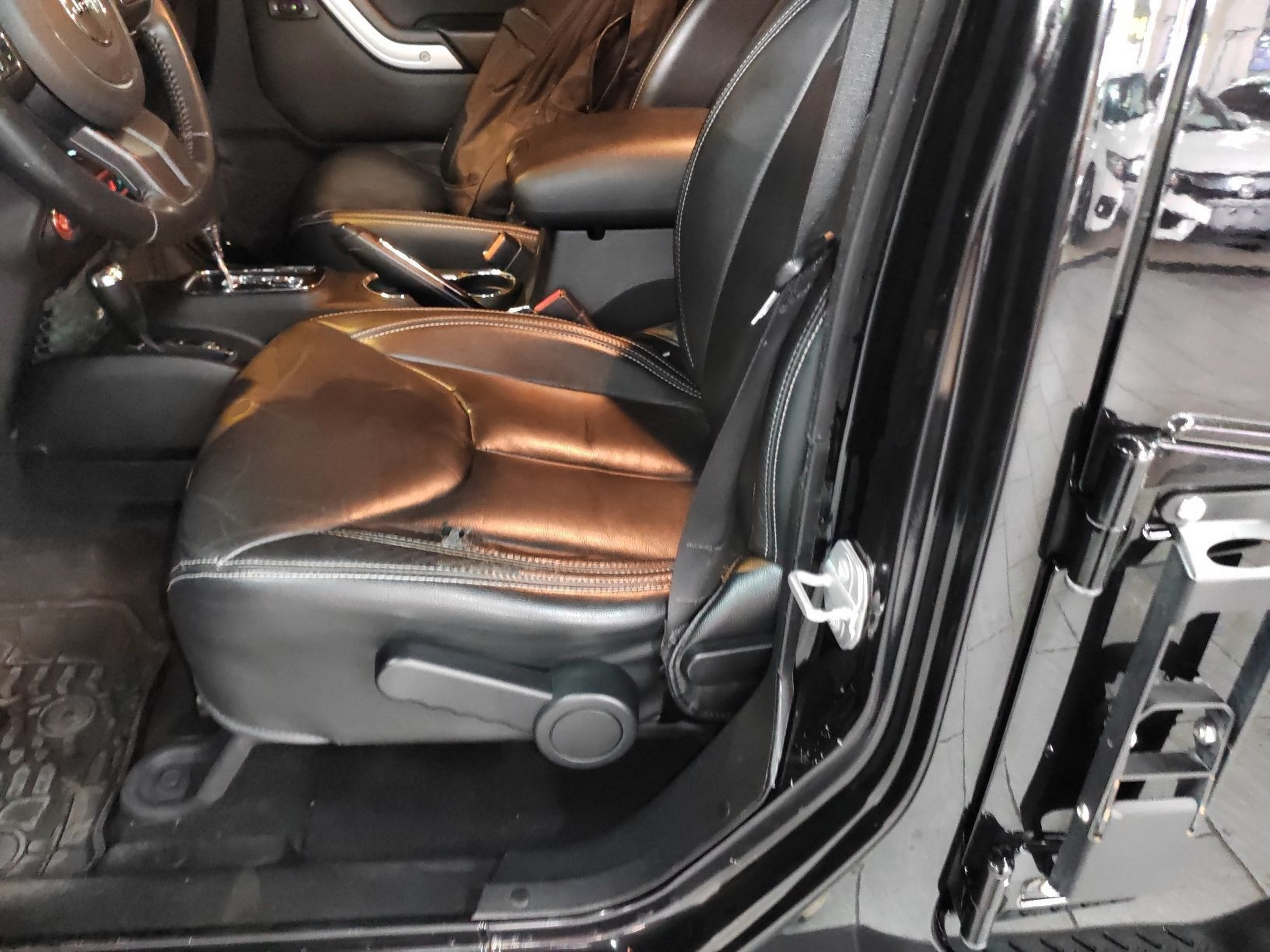 Переднее сиденье в автомобиле