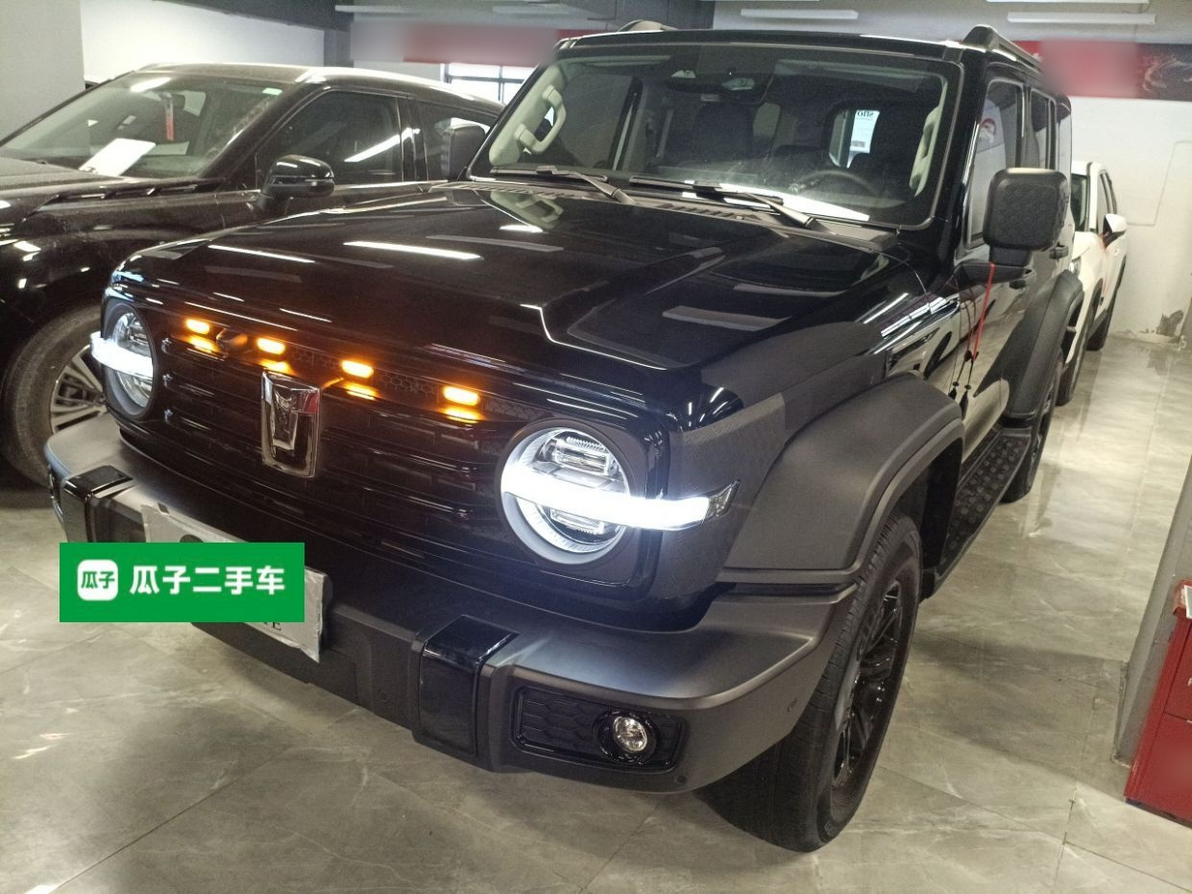 تحت مقدمة السيارة