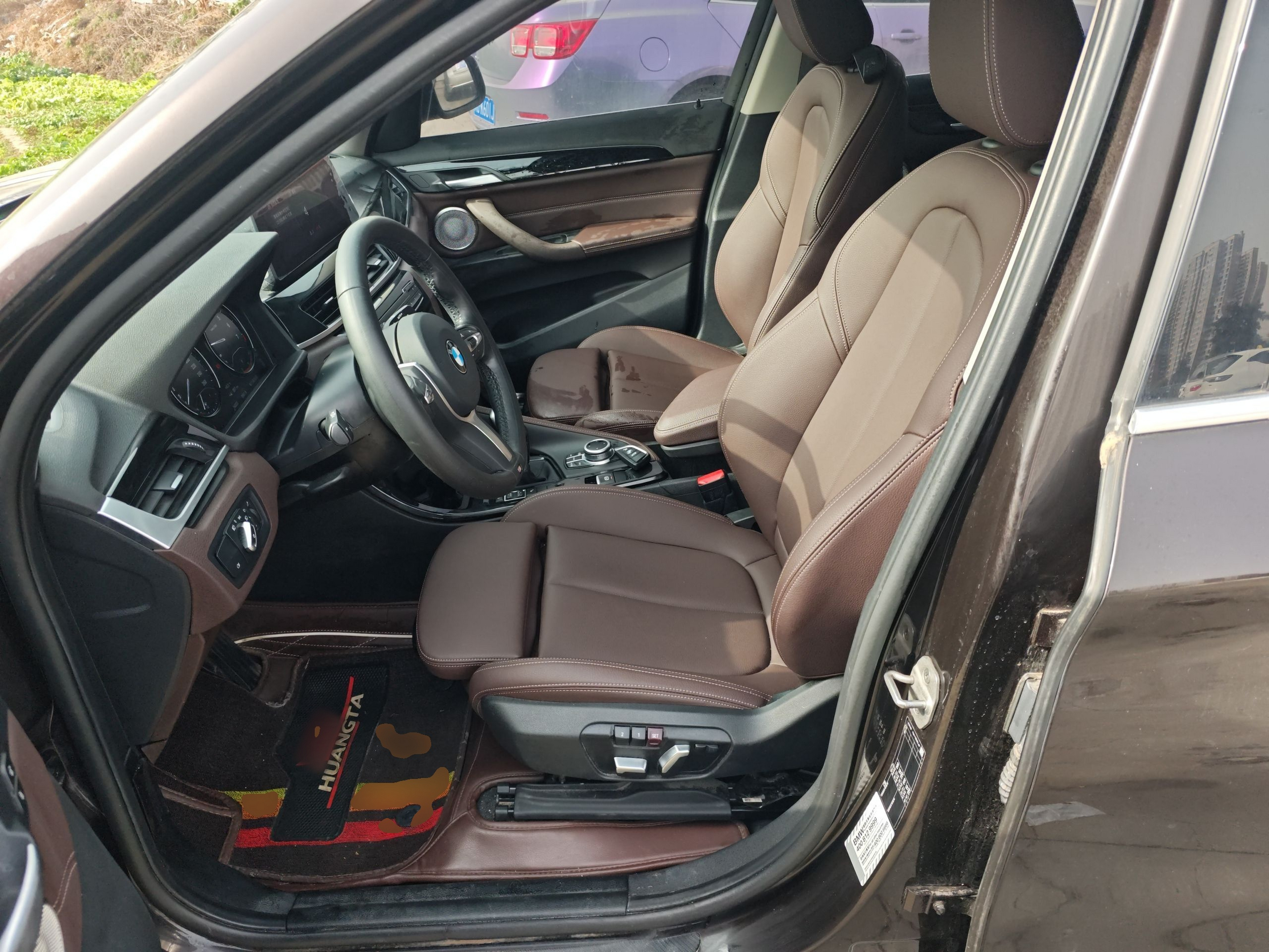 Переднее сиденье в автомобиле