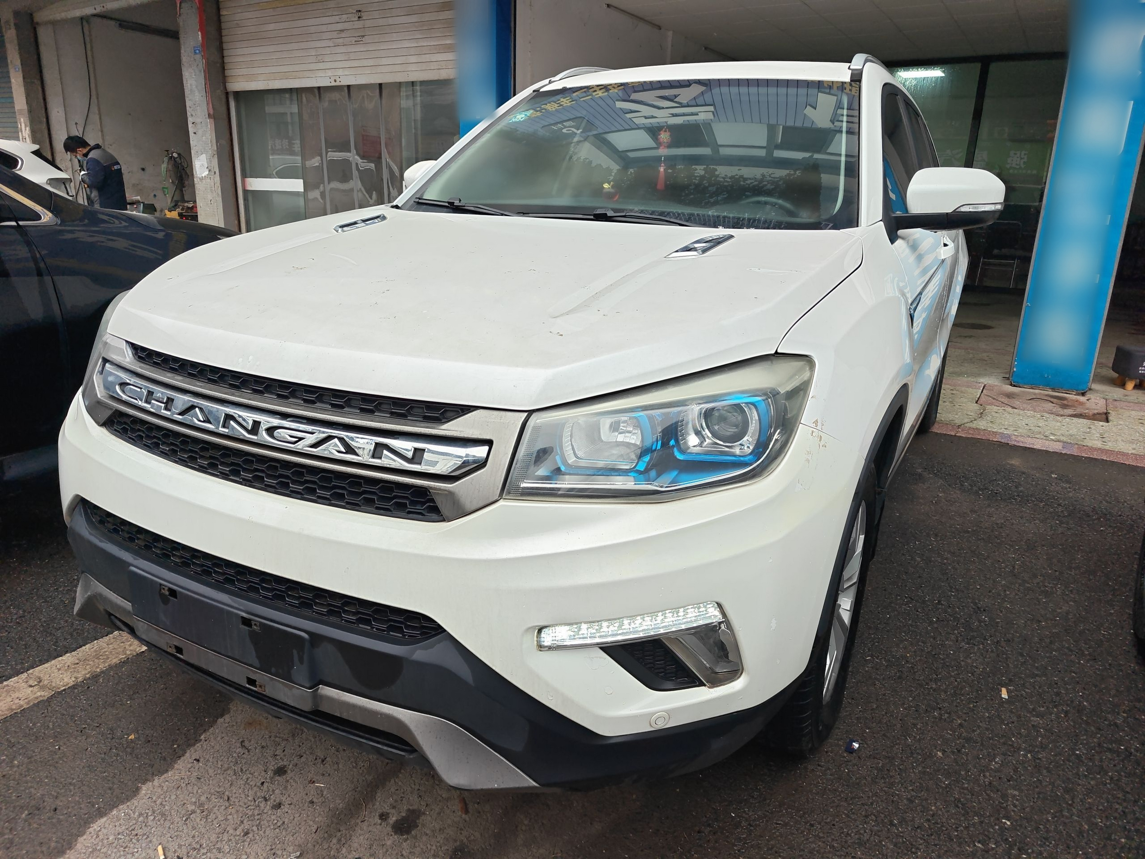 Под передней частью автомобиля