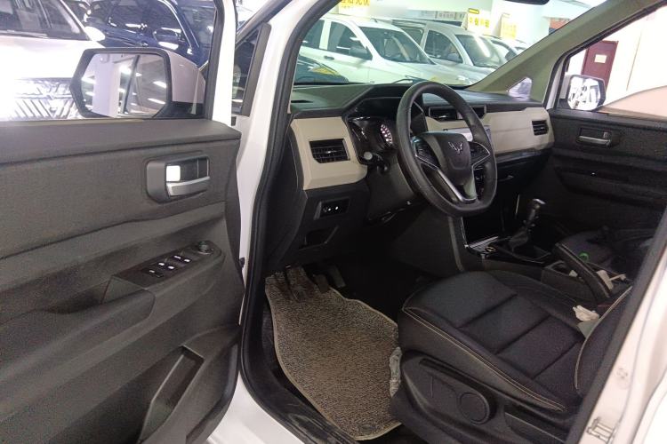 Used Wuling Hongguang PLUS 2020 1.5T Manual Commercial Vehicle 7 Seats
