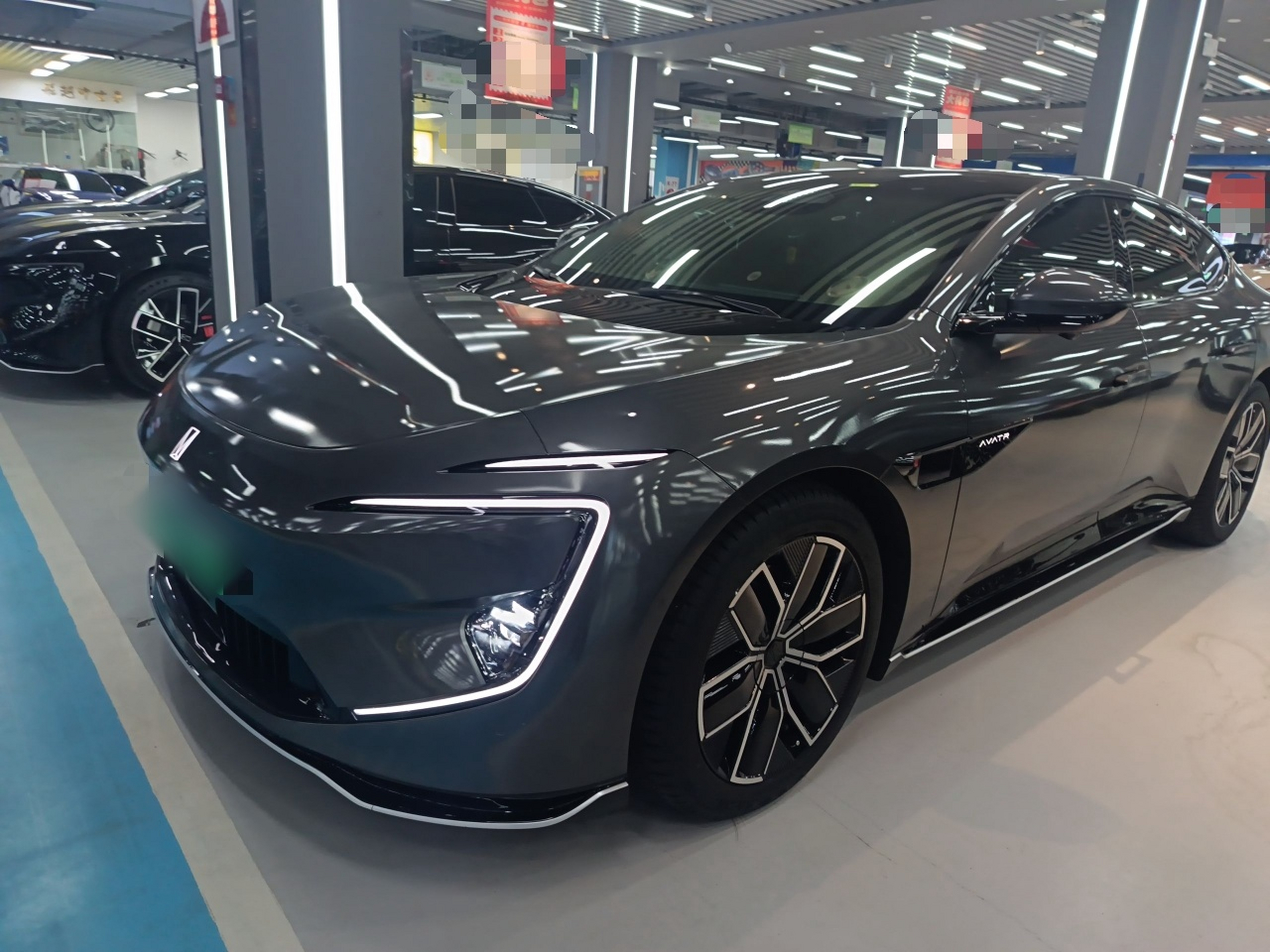 تحت مقدمة السيارة